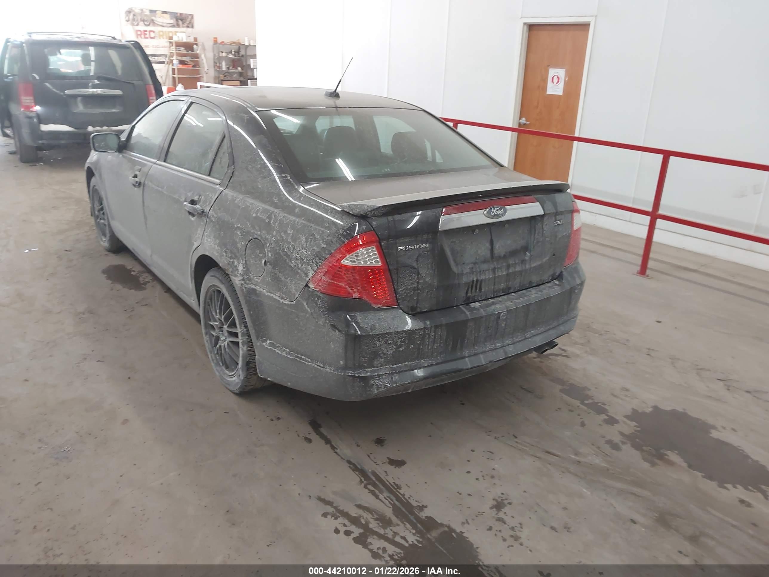 FORD FUSION image 3