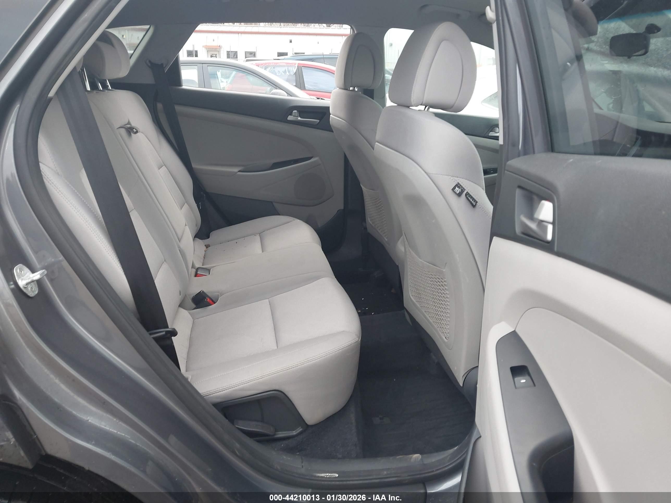 HYUNDAI TUCSON image 8