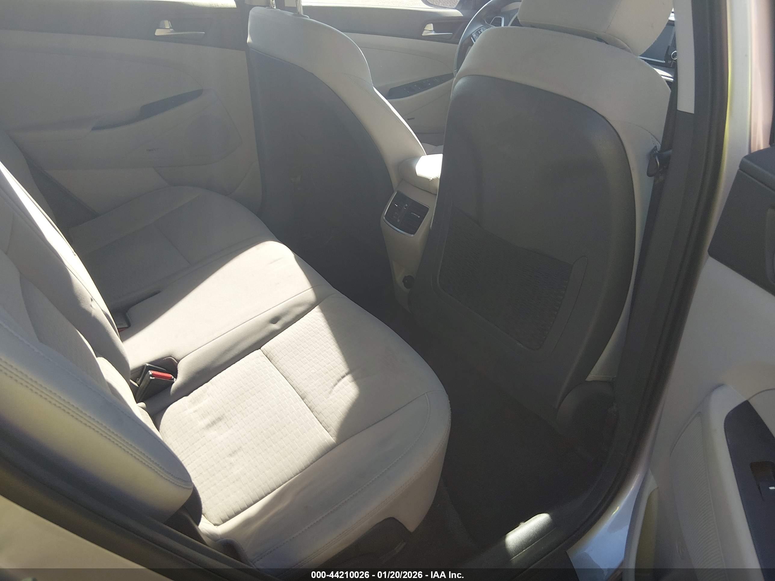 HYUNDAI TUCSON image 8
