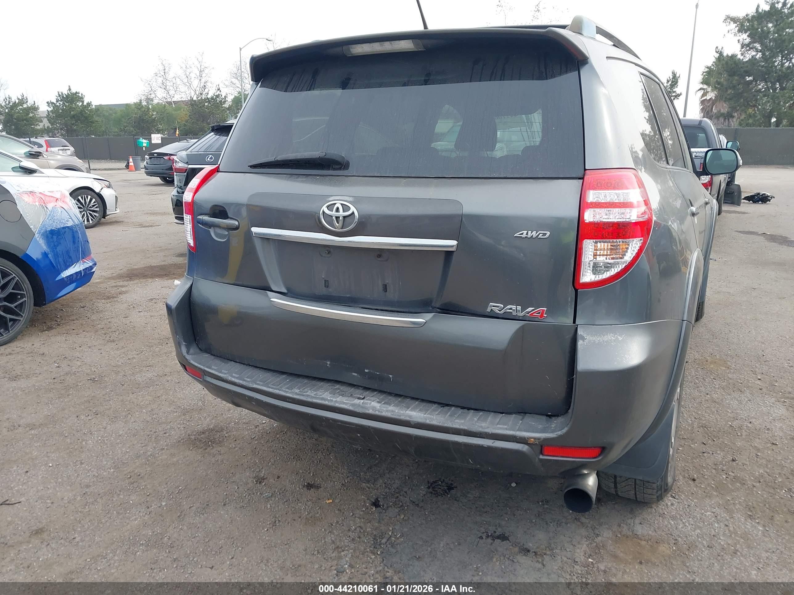 TOYOTA RAV4 image 6