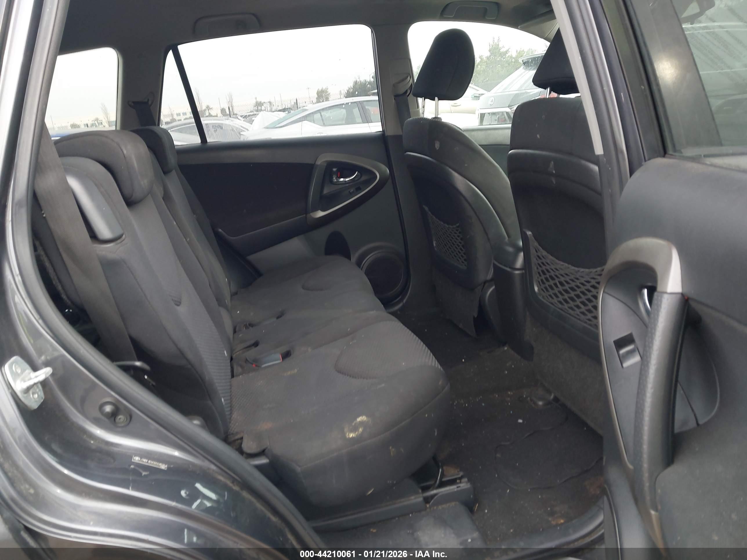 TOYOTA RAV4 image 8