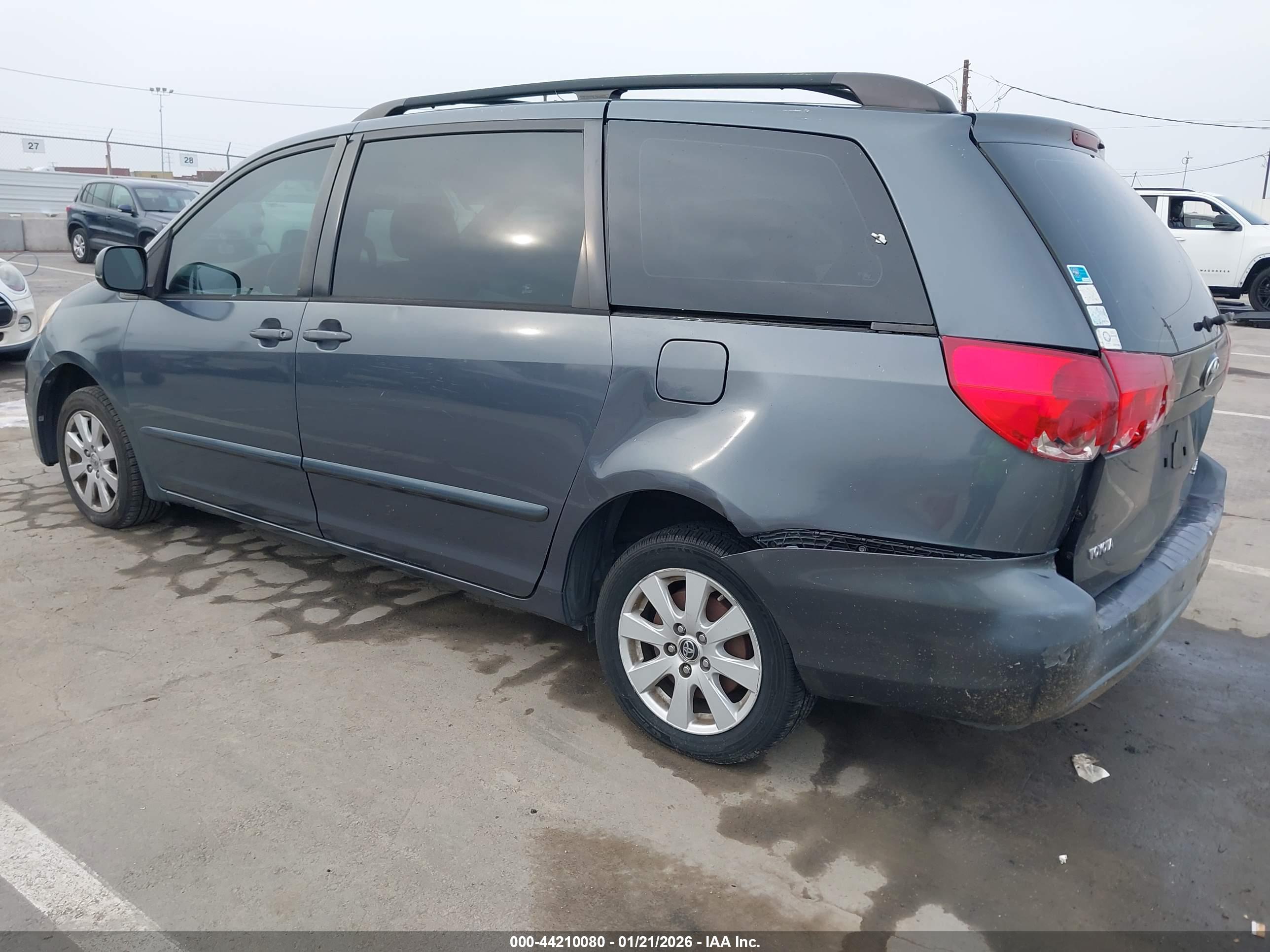 TOYOTA SIENNA image 3