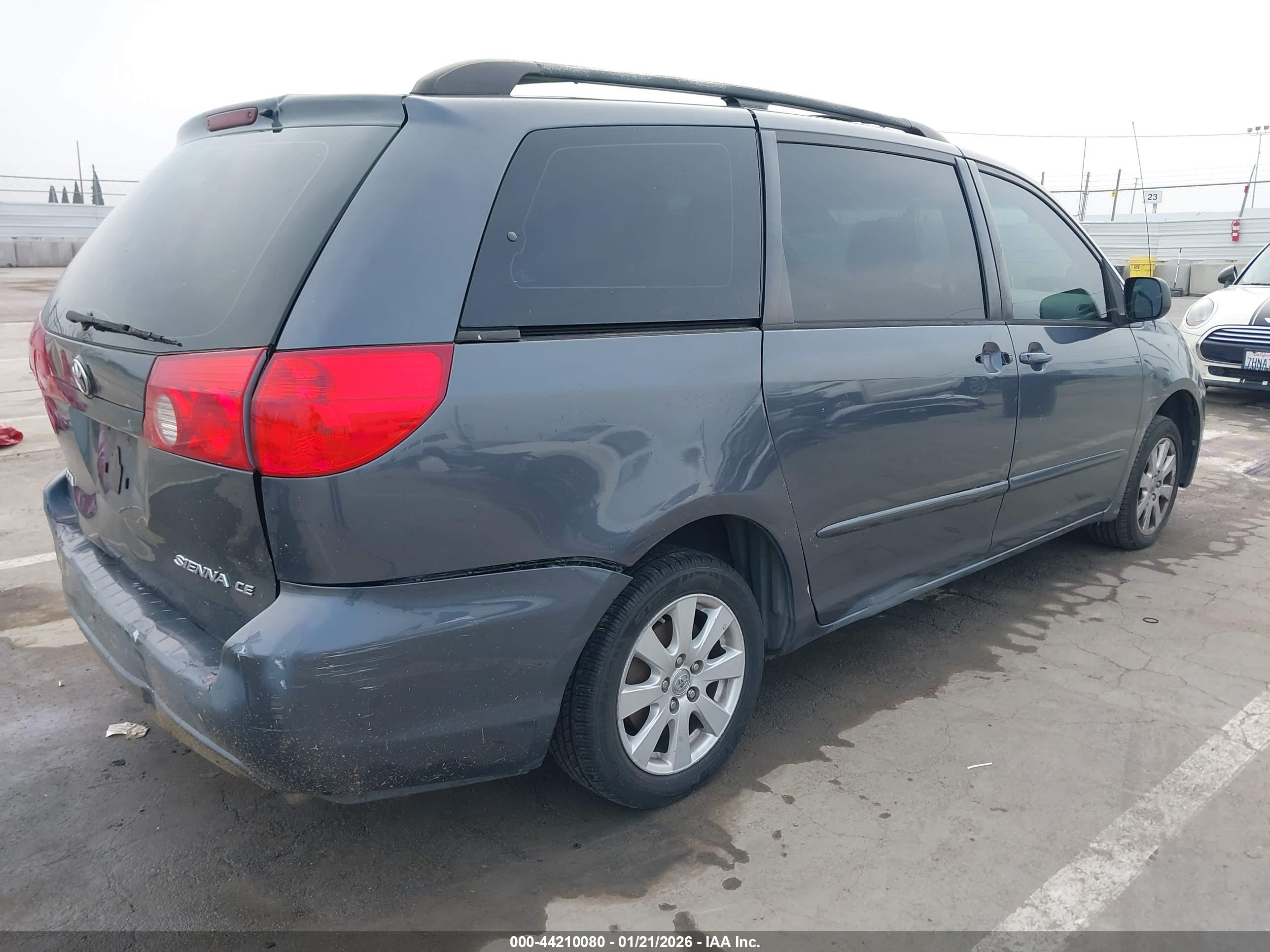 TOYOTA SIENNA image 4