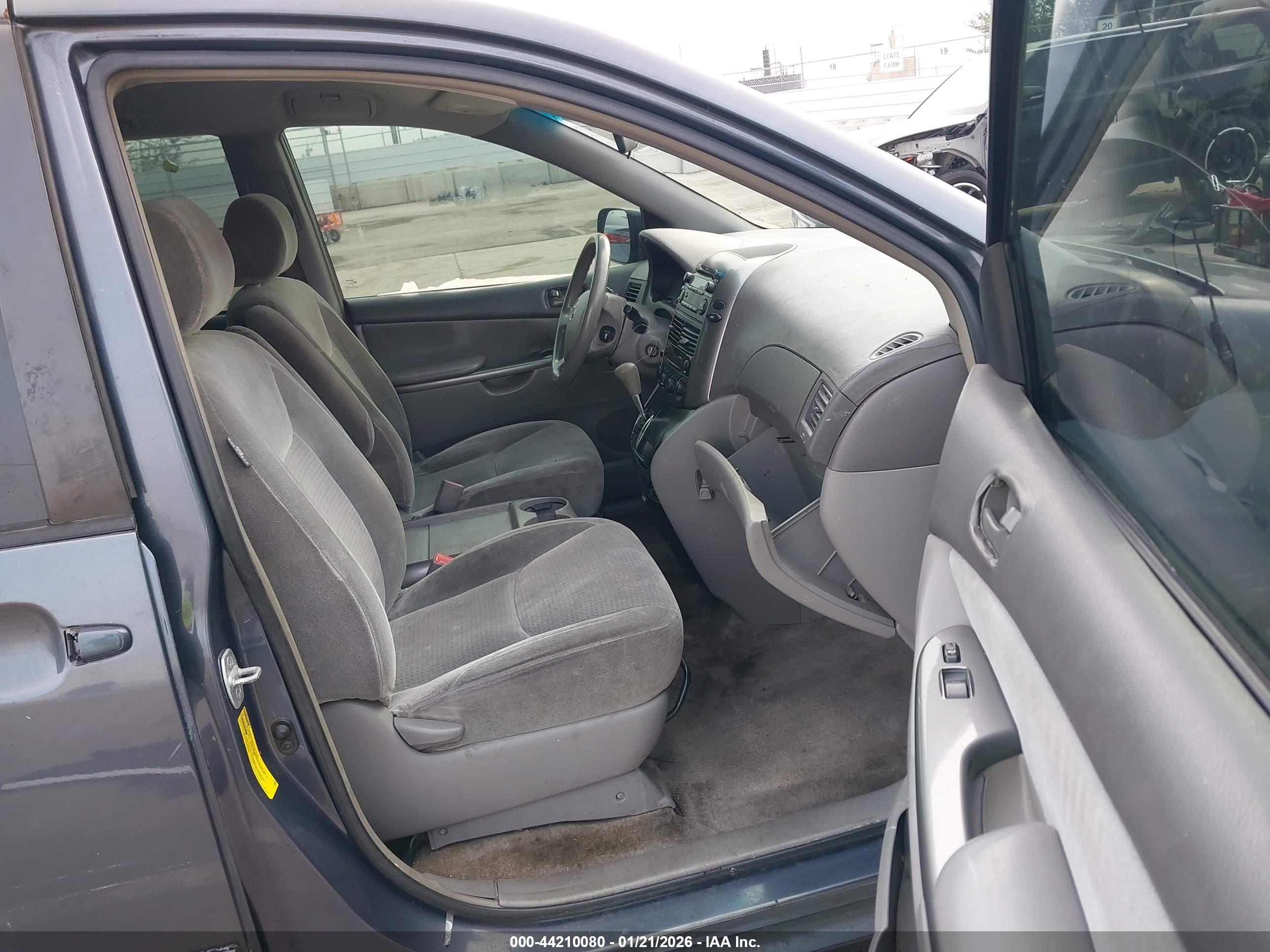 TOYOTA SIENNA image 5