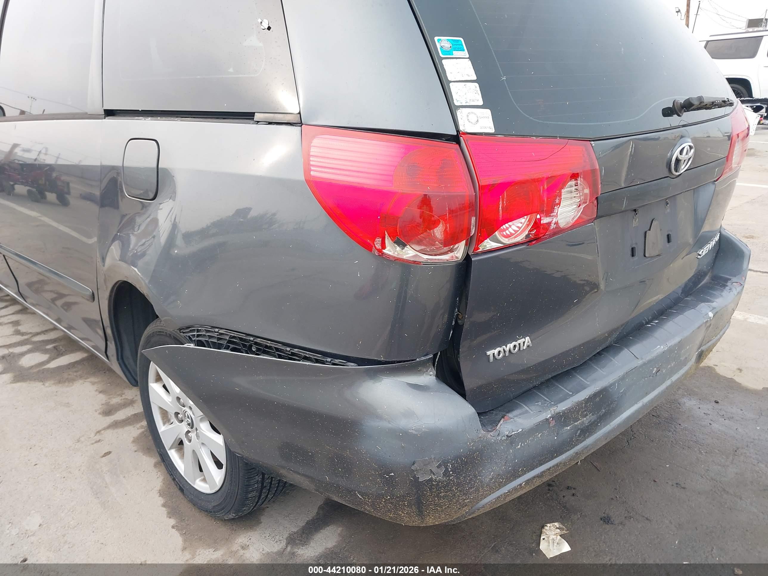TOYOTA SIENNA image 6