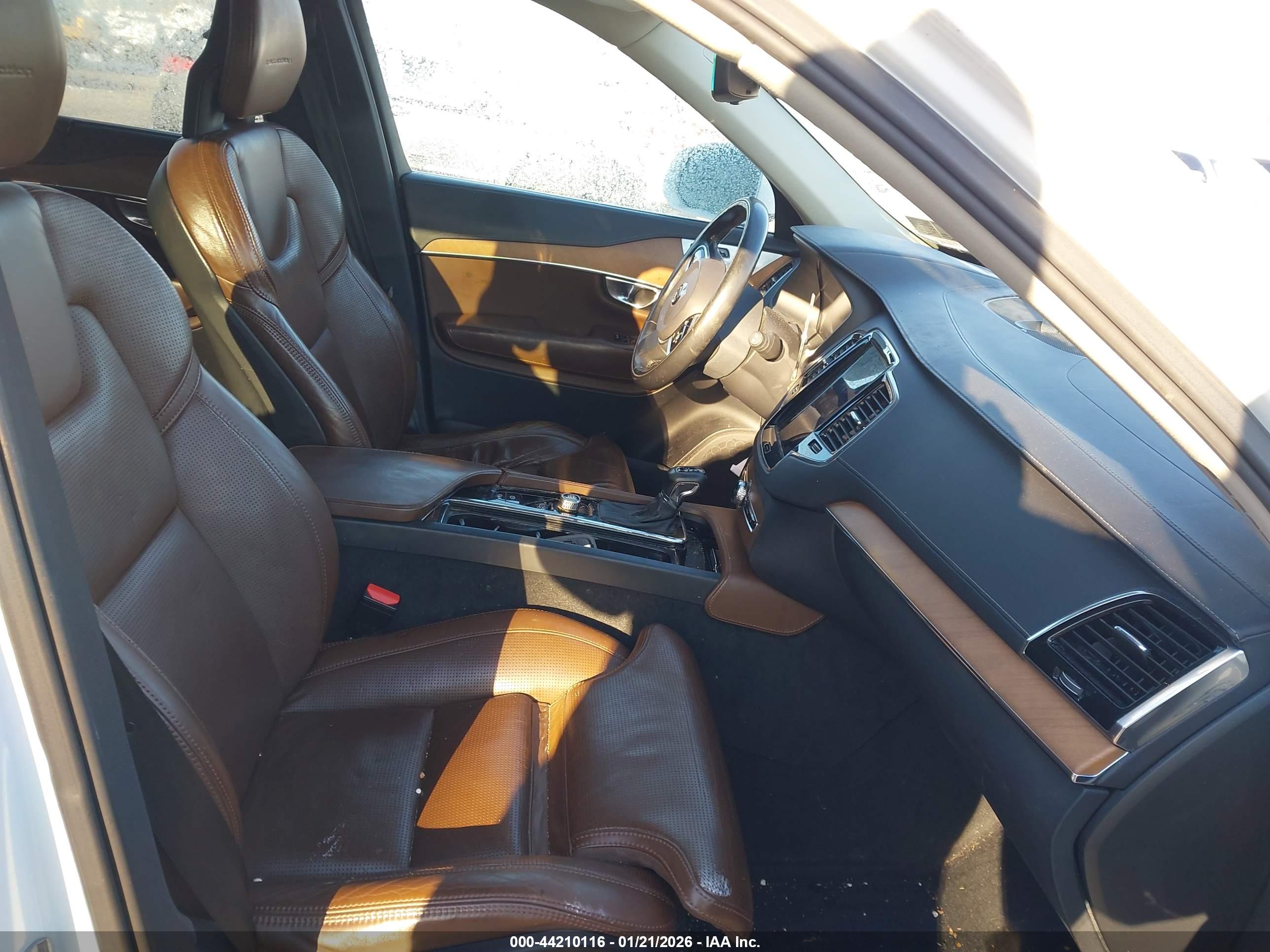 VOLVO XC90 image 5