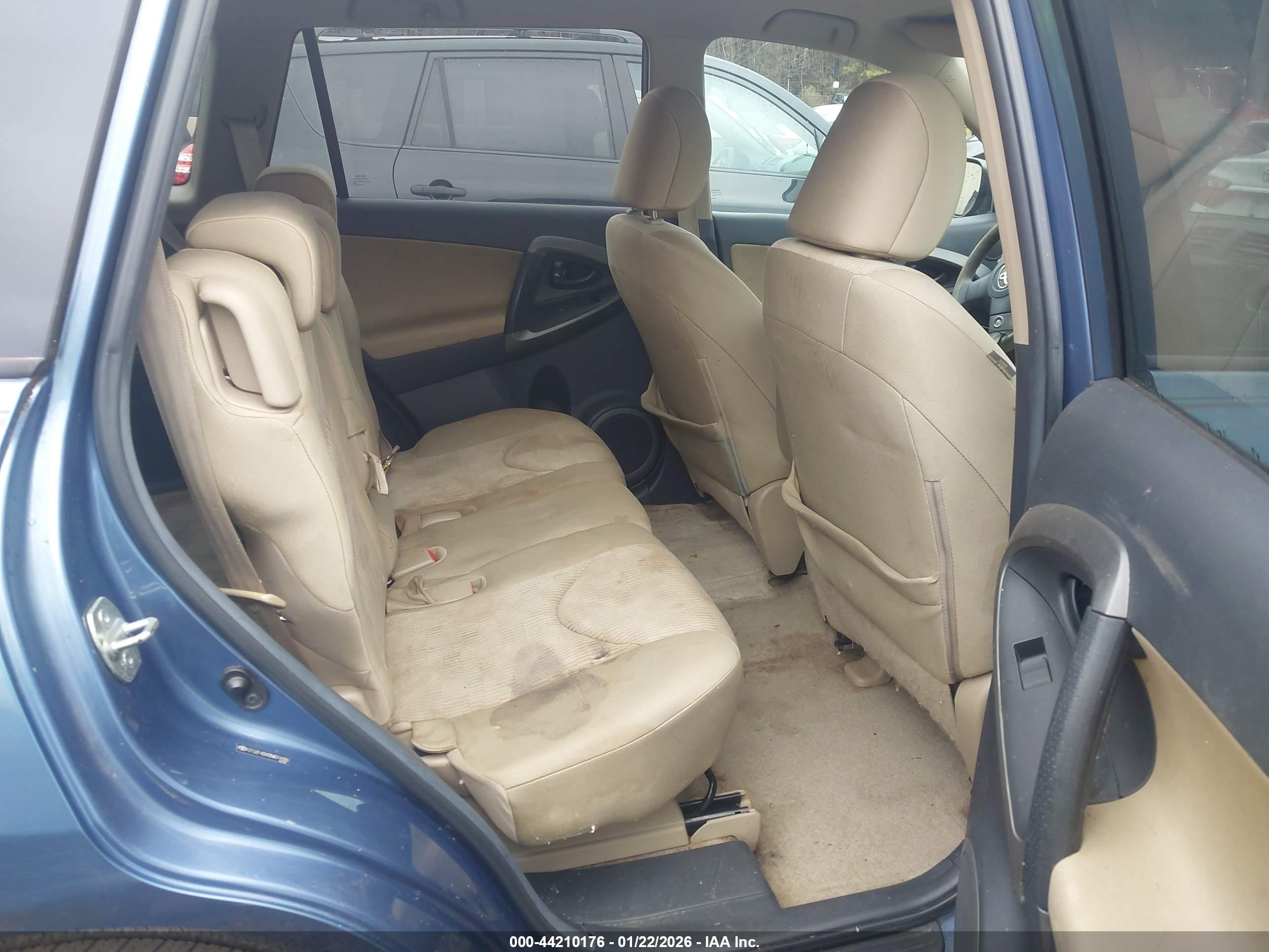 TOYOTA RAV4 image 8