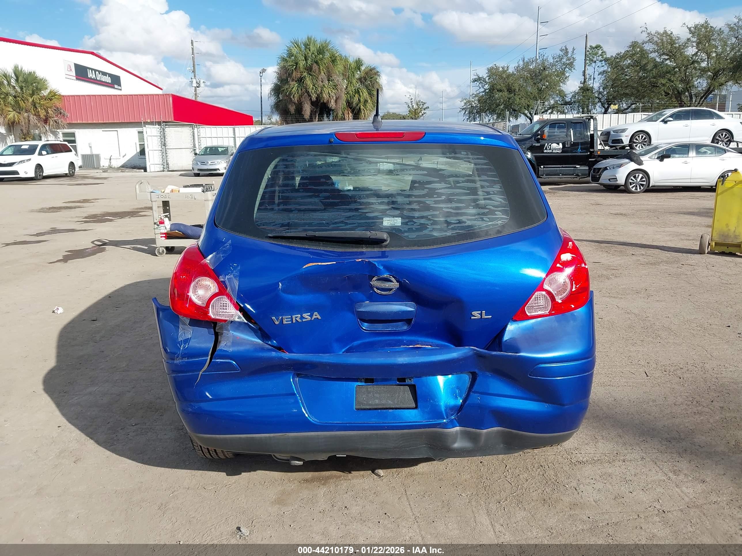 NISSAN VERSA image 6