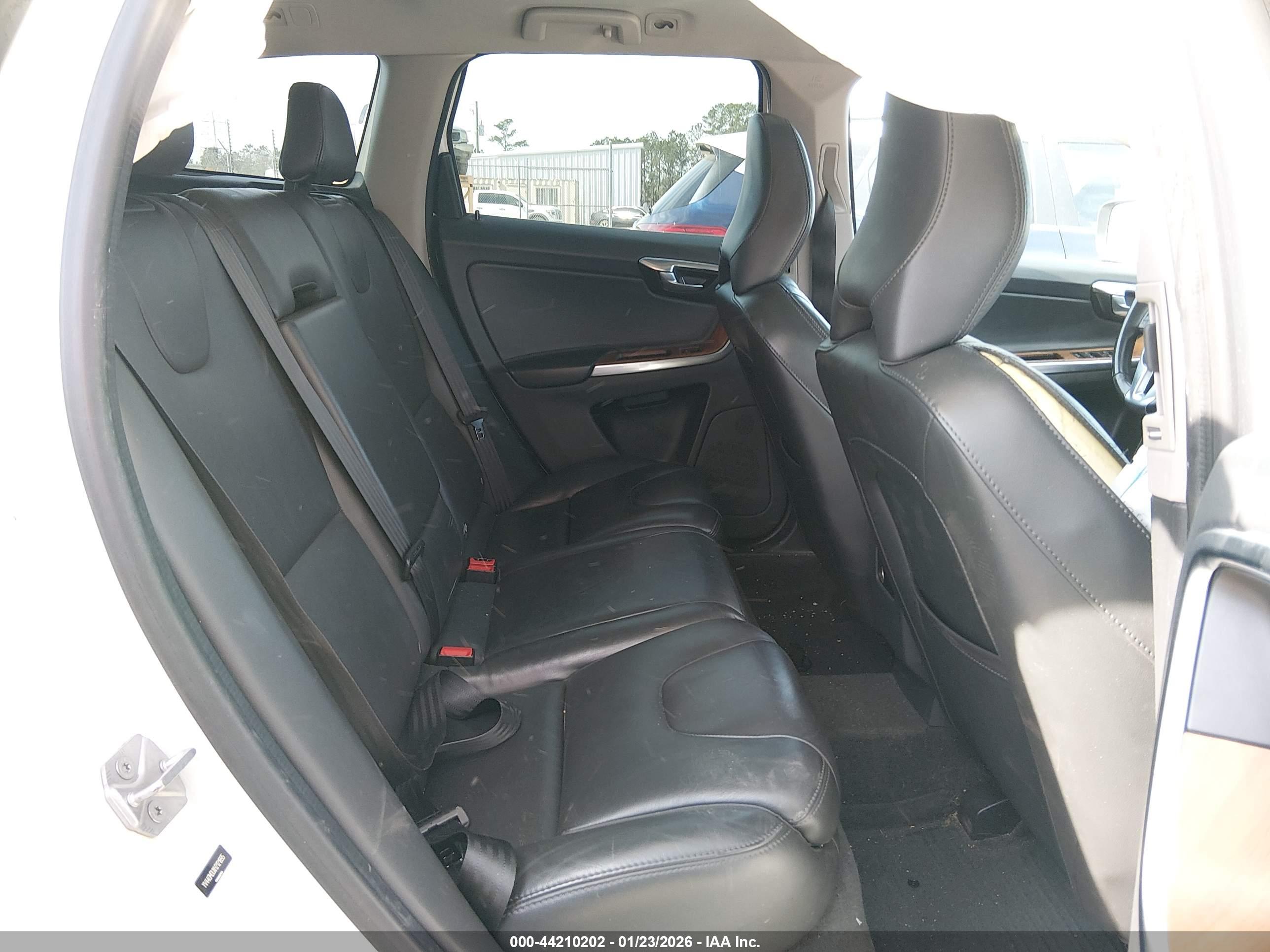 VOLVO XC60 image 8
