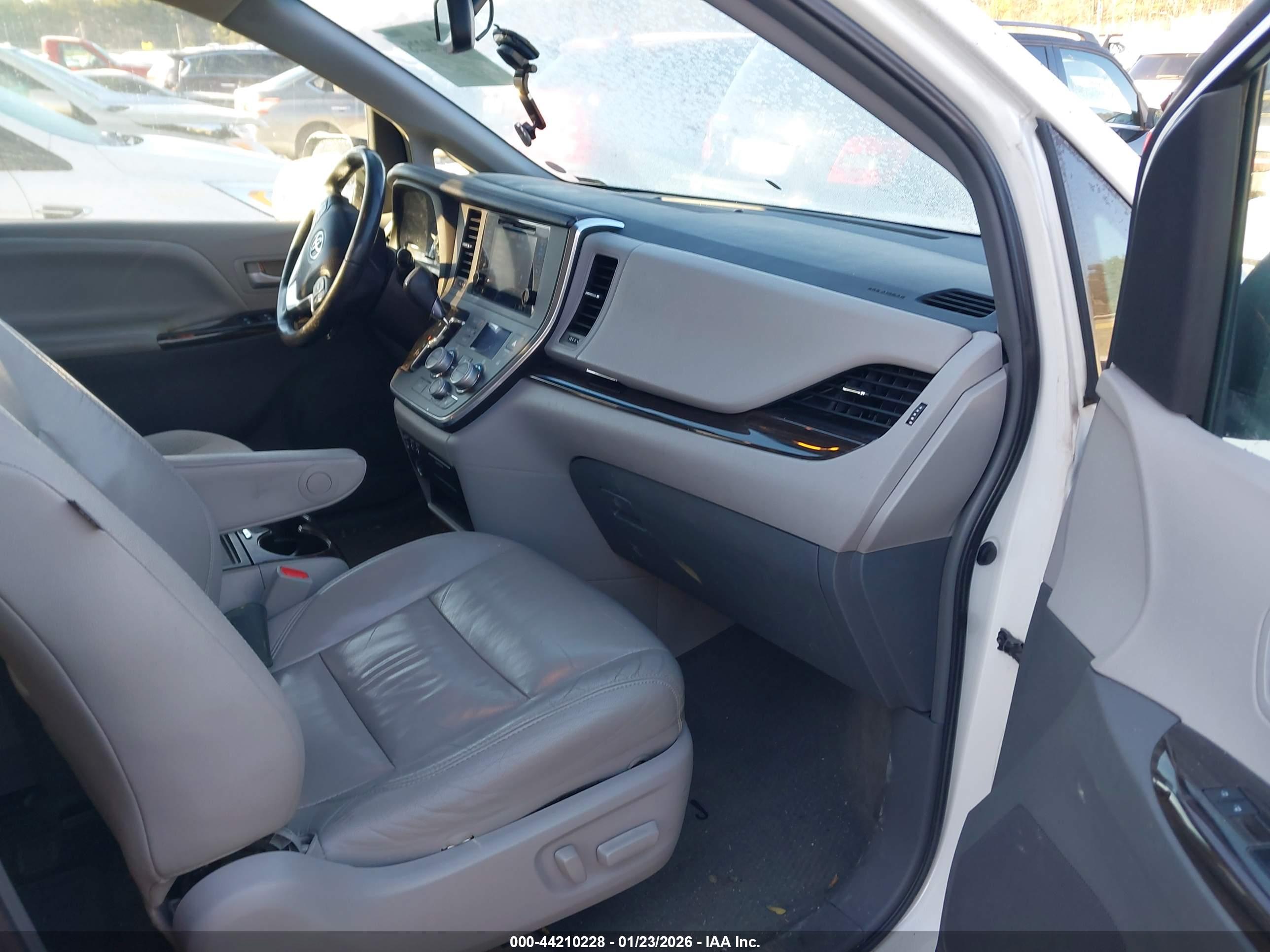 TOYOTA SIENNA image 5
