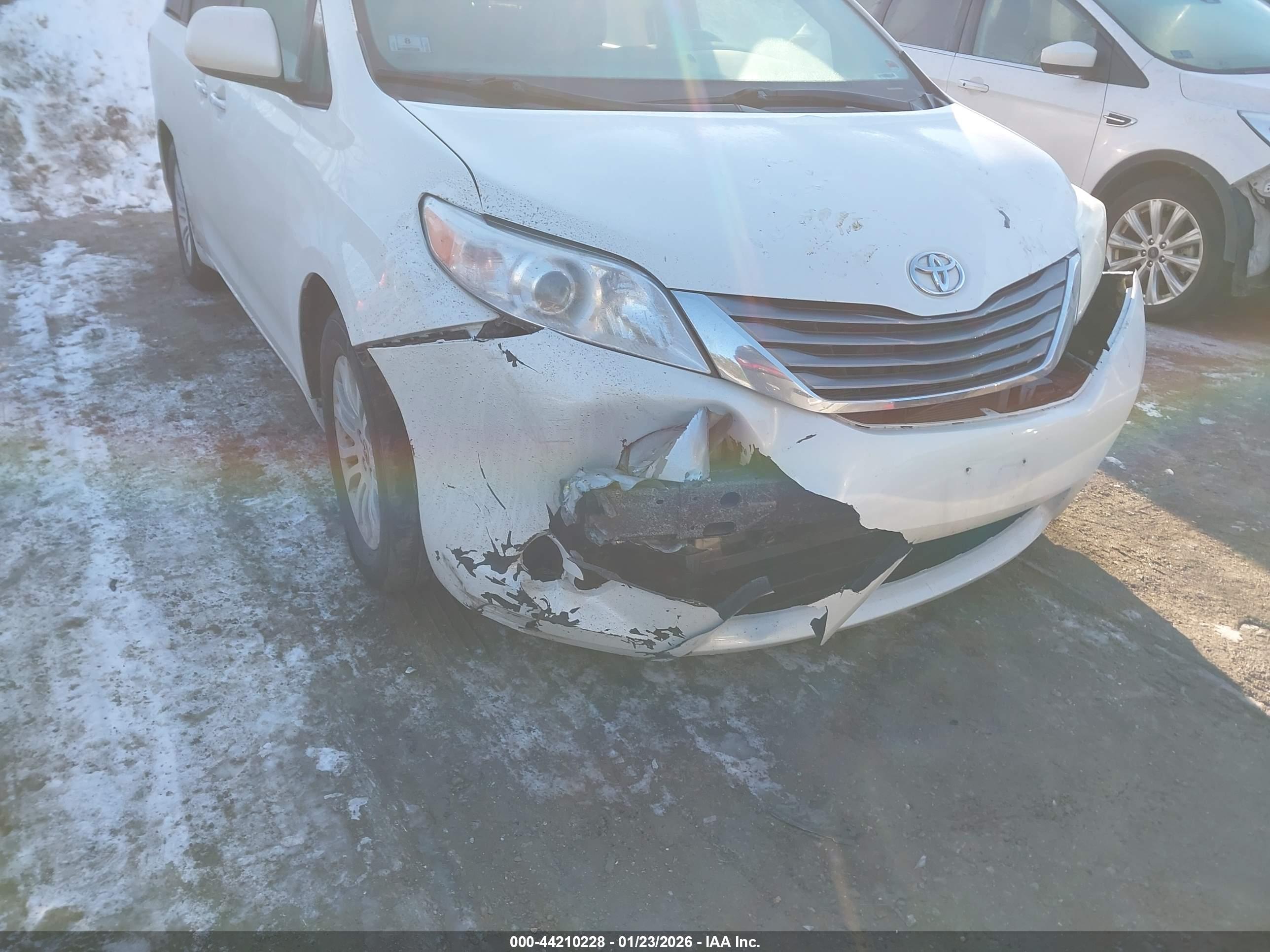 TOYOTA SIENNA image 6