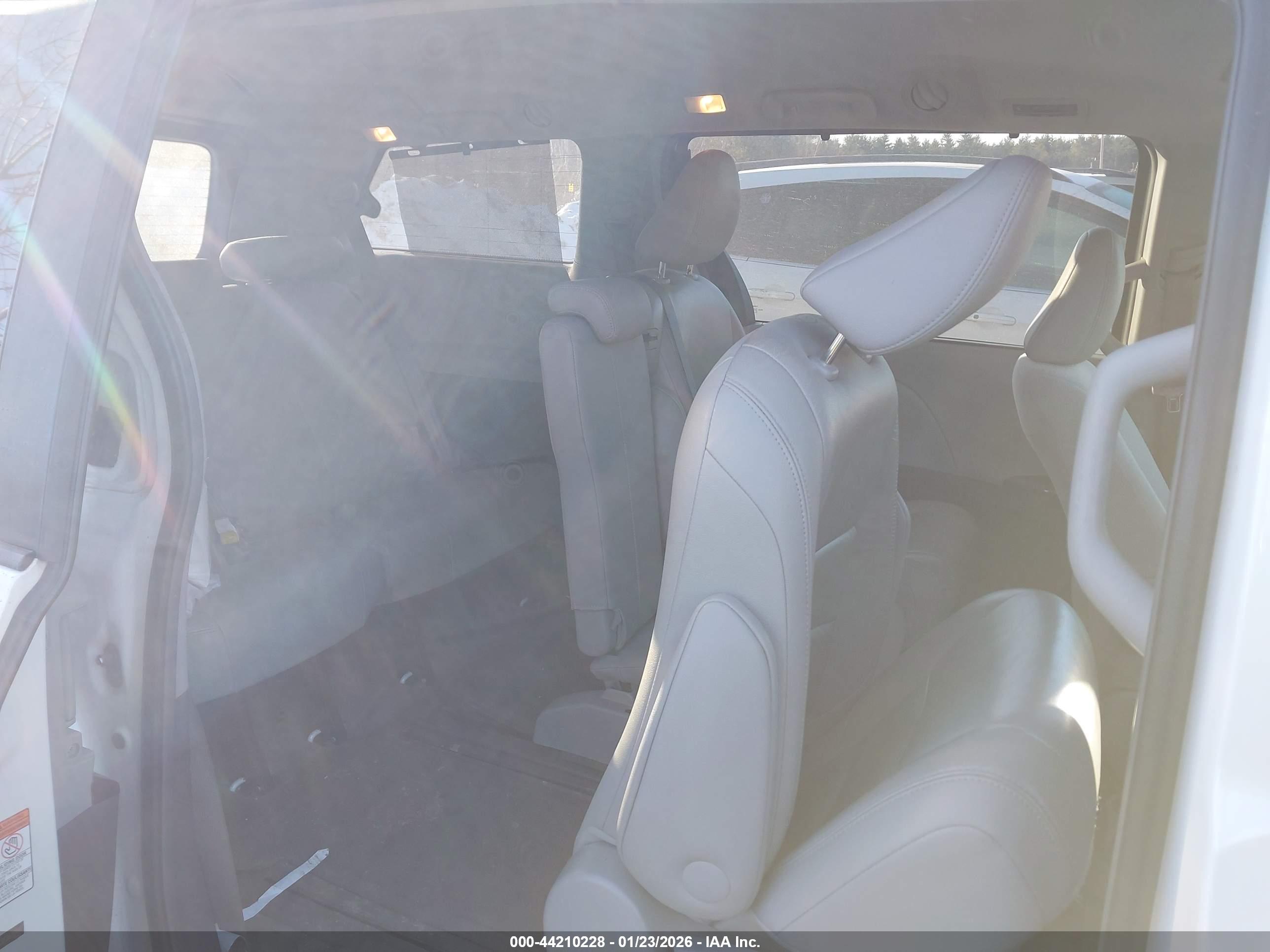 TOYOTA SIENNA image 8