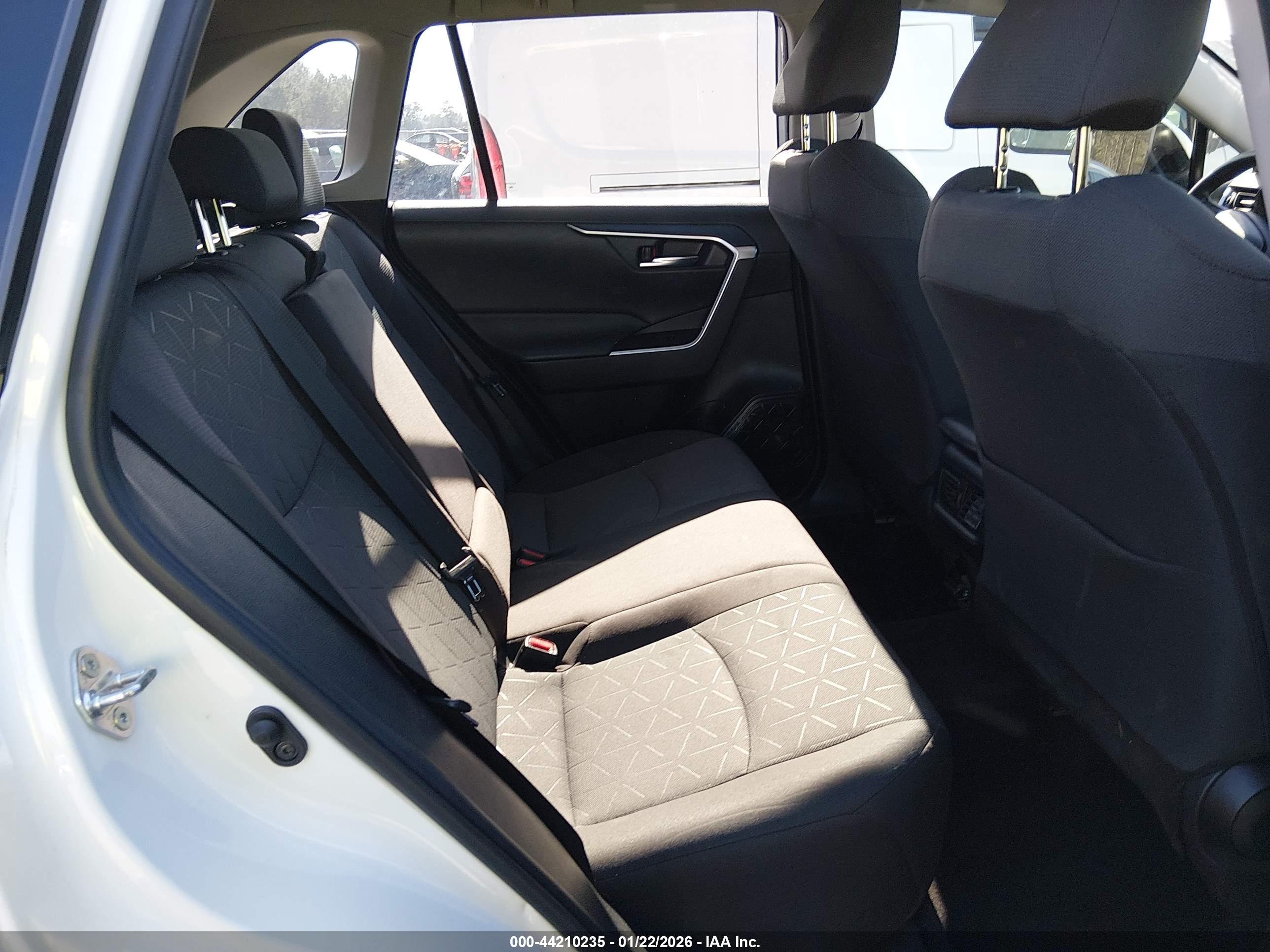 TOYOTA RAV4 image 8