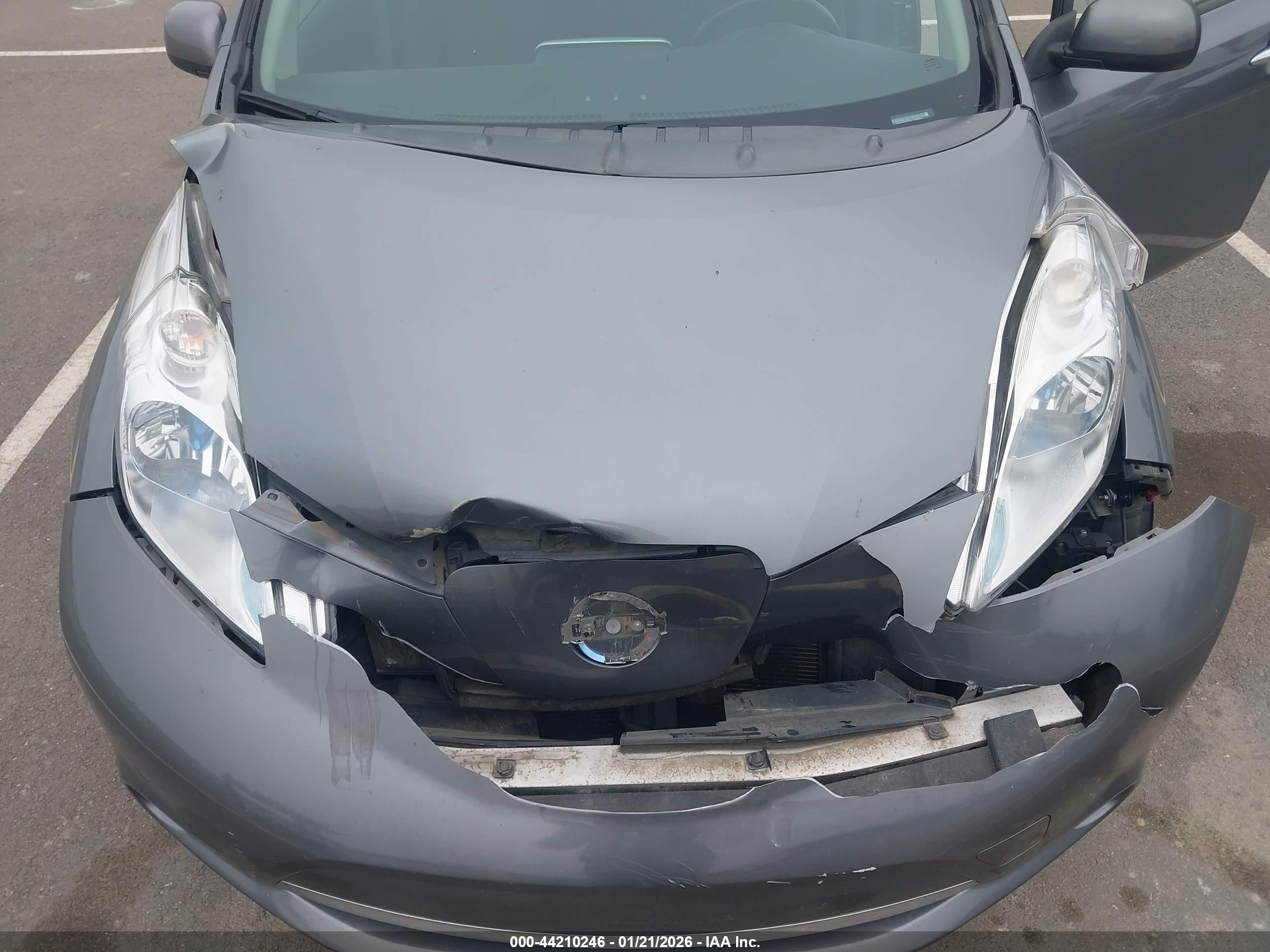 NISSAN LEAF image 10
