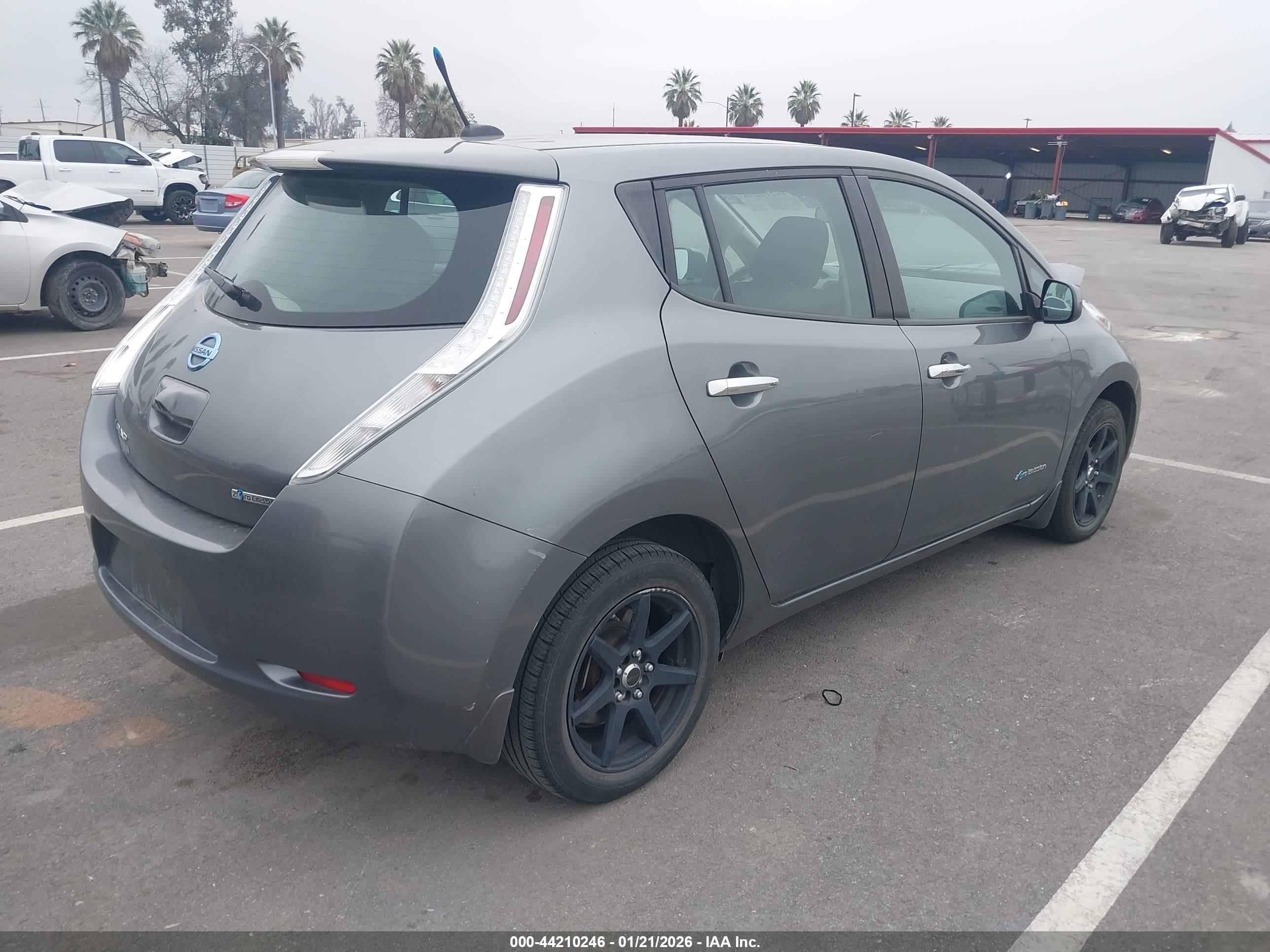 NISSAN LEAF image 4