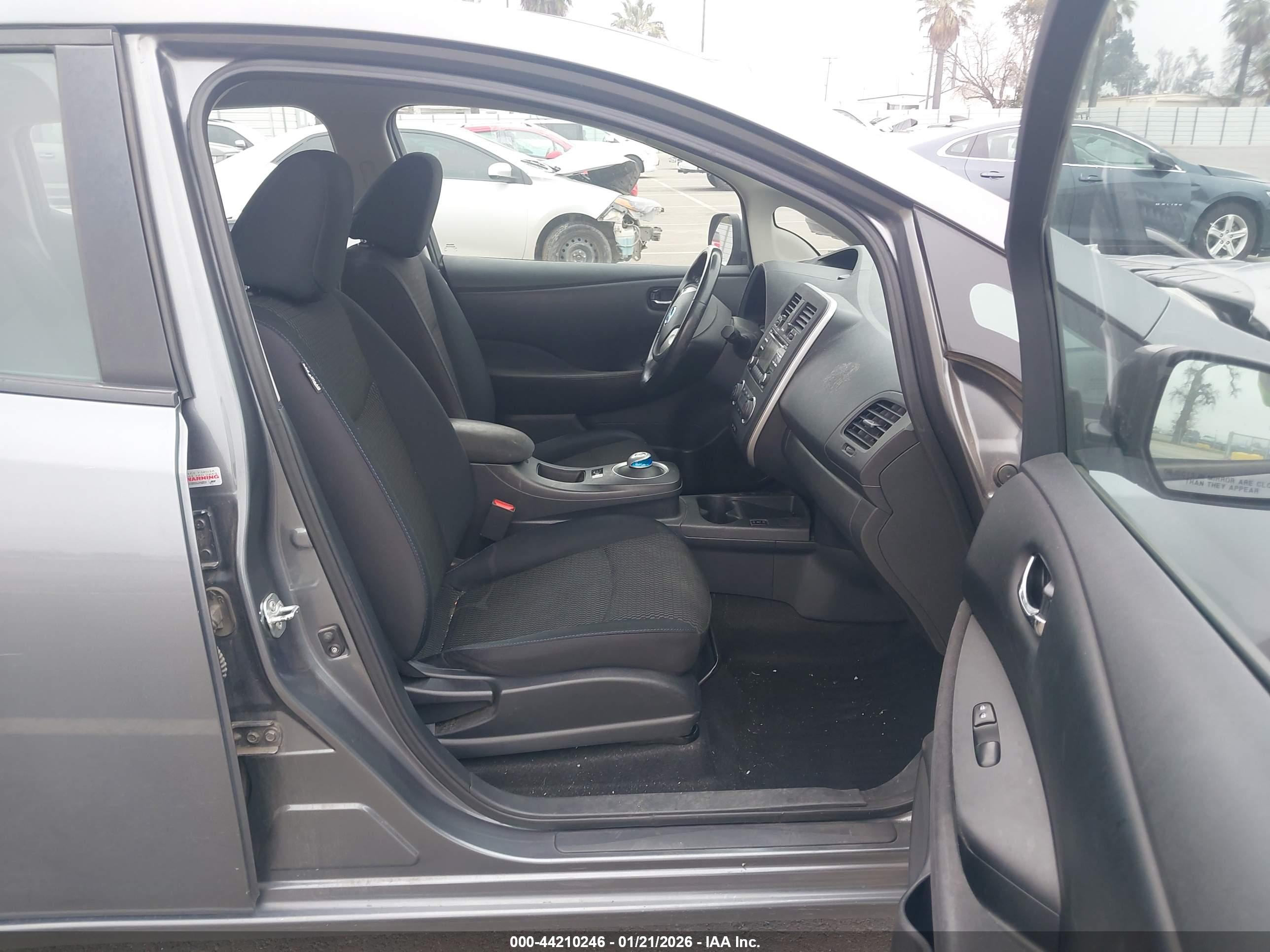 NISSAN LEAF image 5