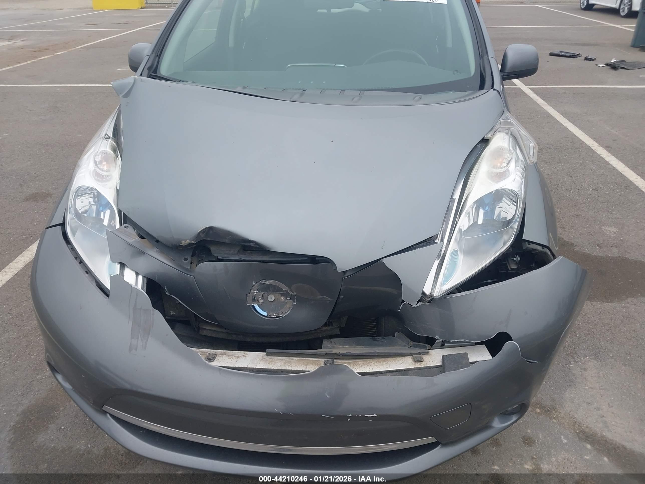 NISSAN LEAF image 6