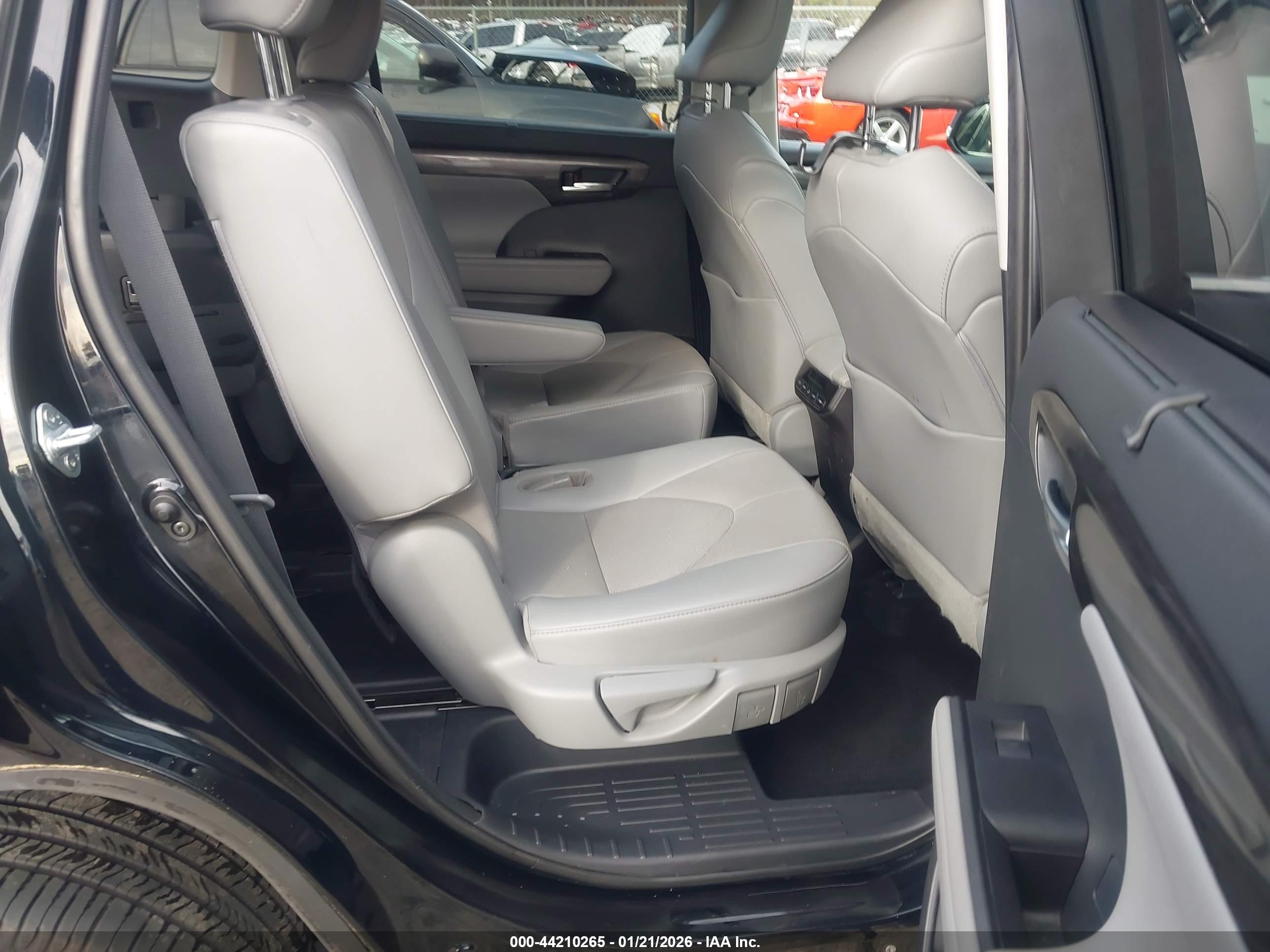 TOYOTA HIGHLANDER image 8
