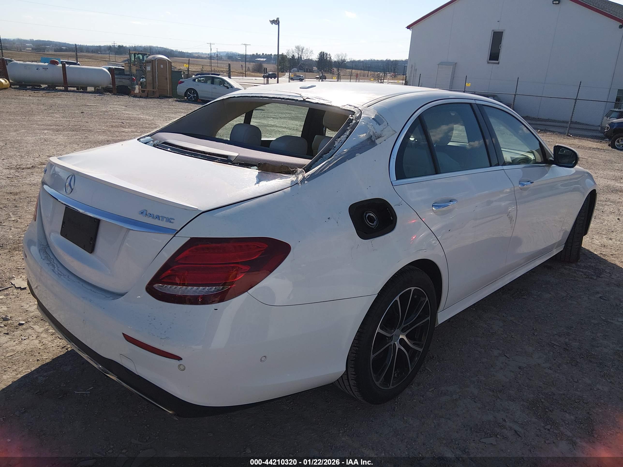 MERCEDES-BENZ E image 4