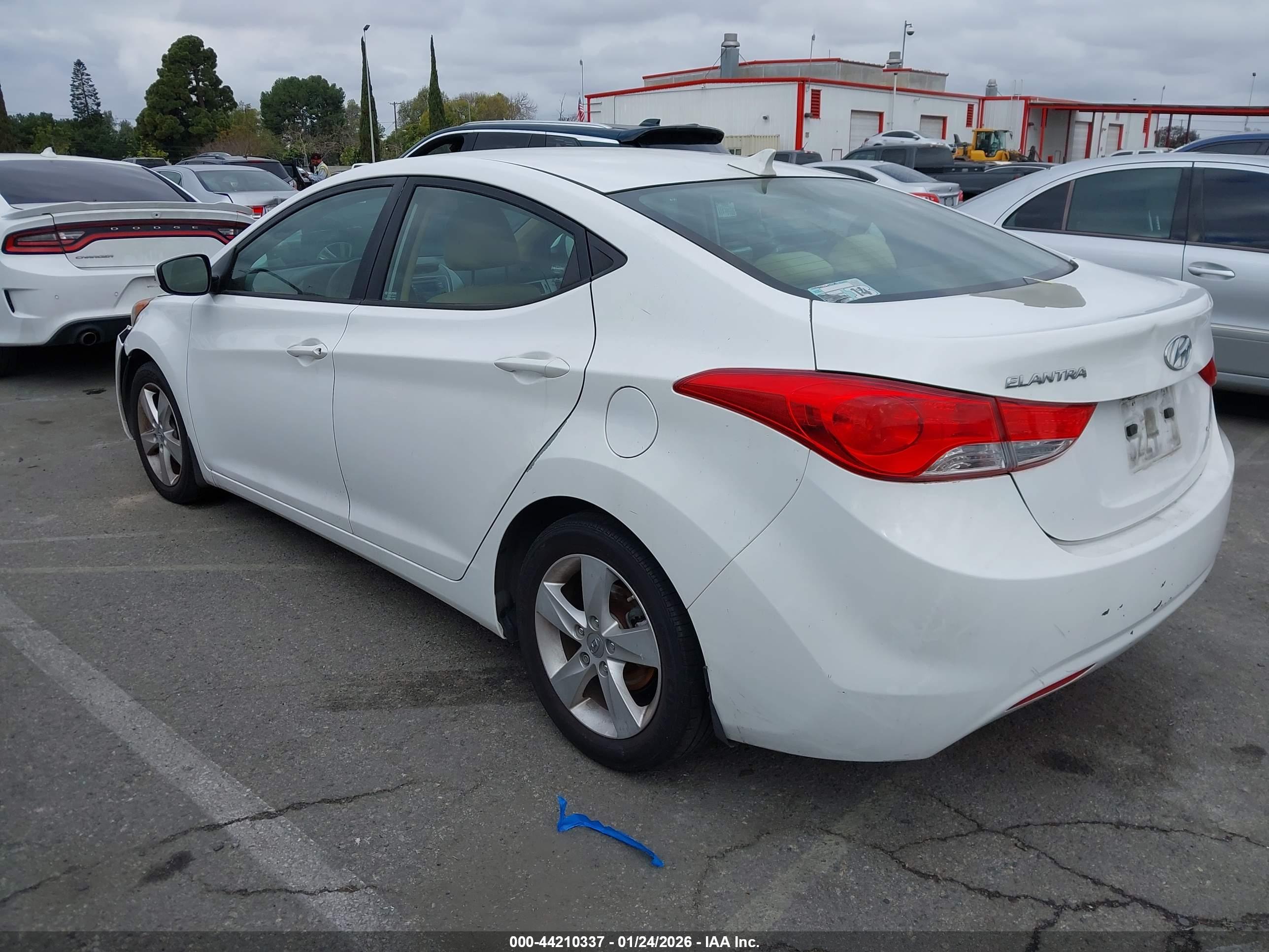 HYUNDAI ELANTRA image 3