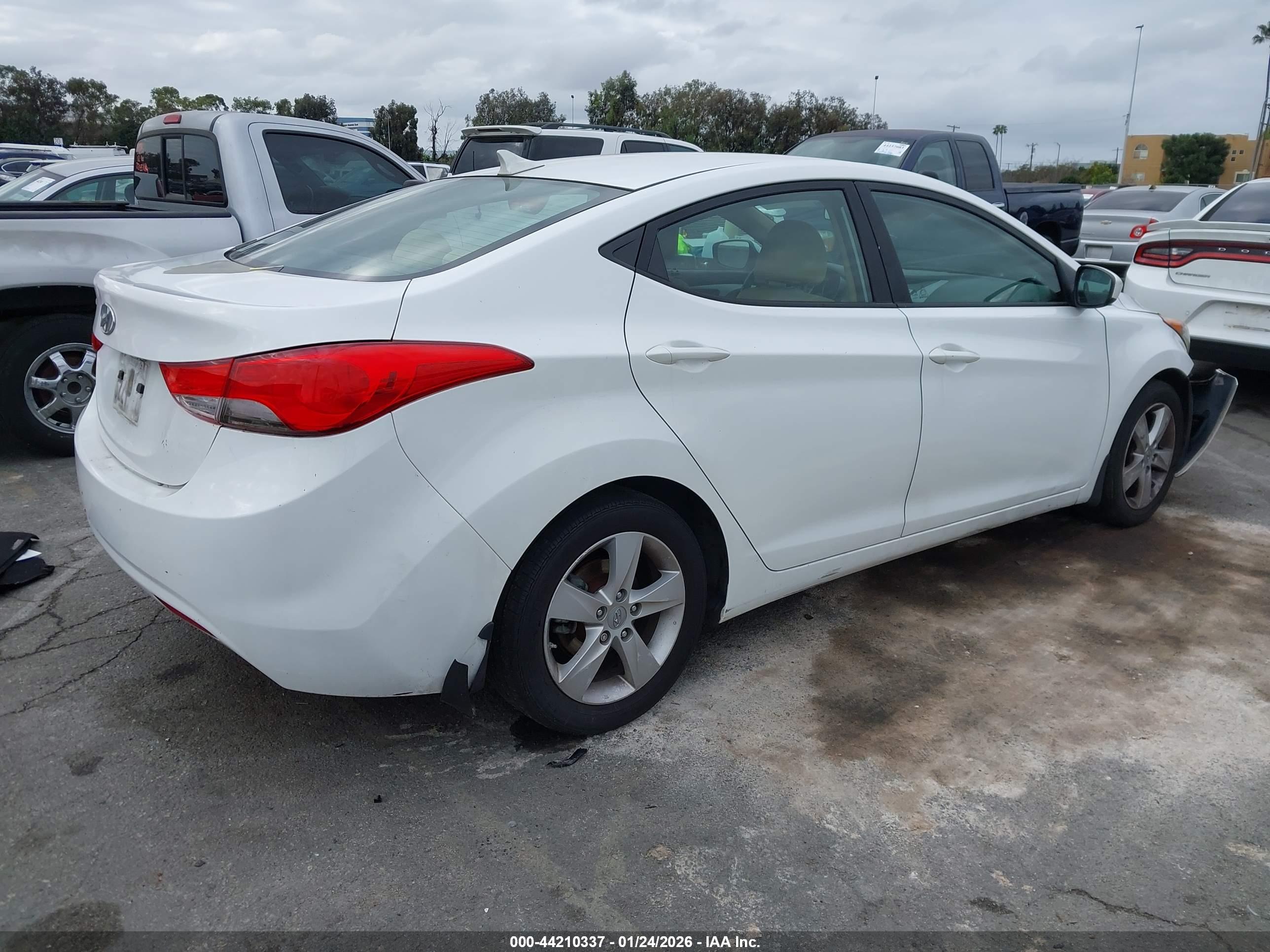 HYUNDAI ELANTRA image 4