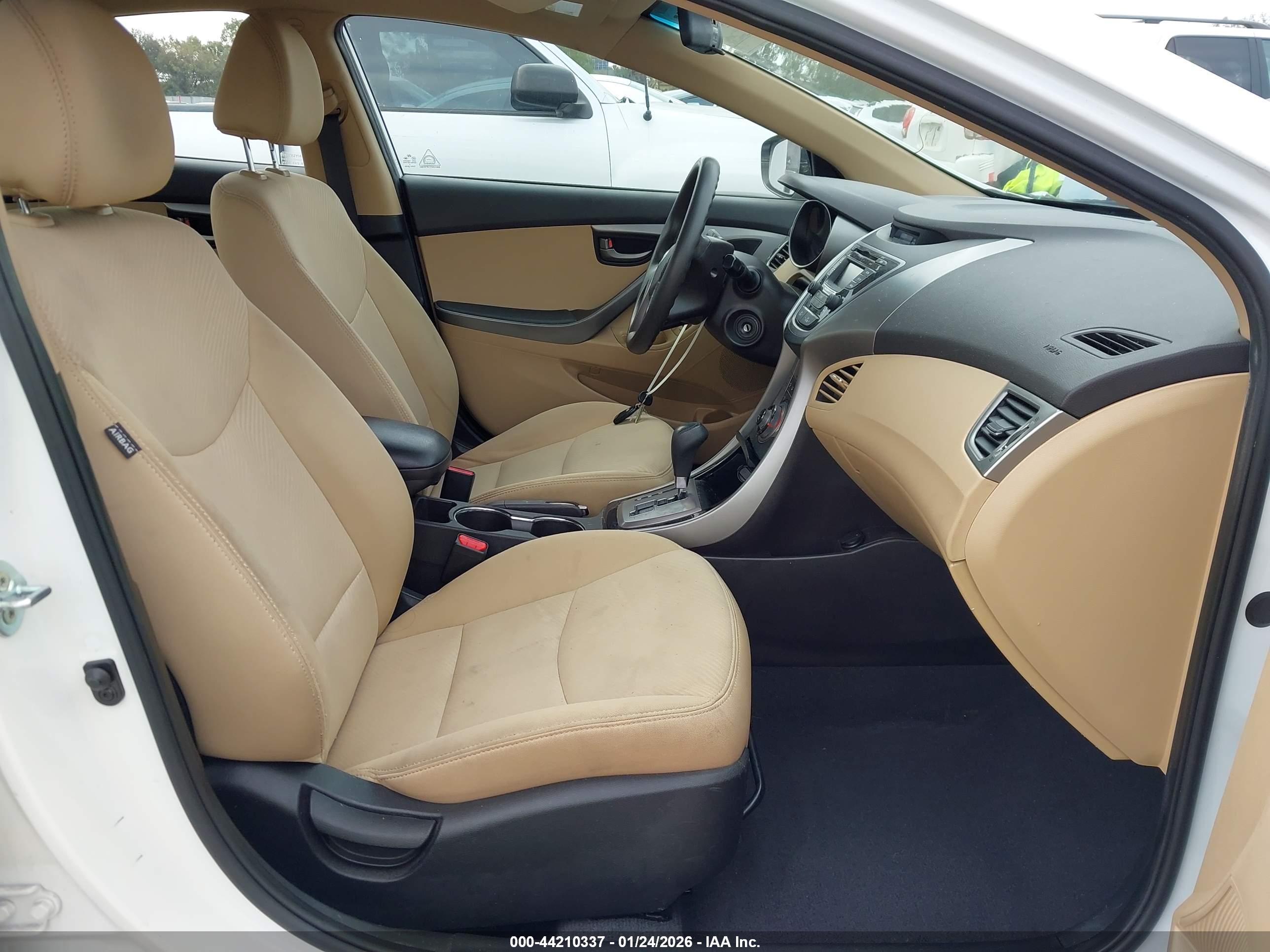 HYUNDAI ELANTRA image 5
