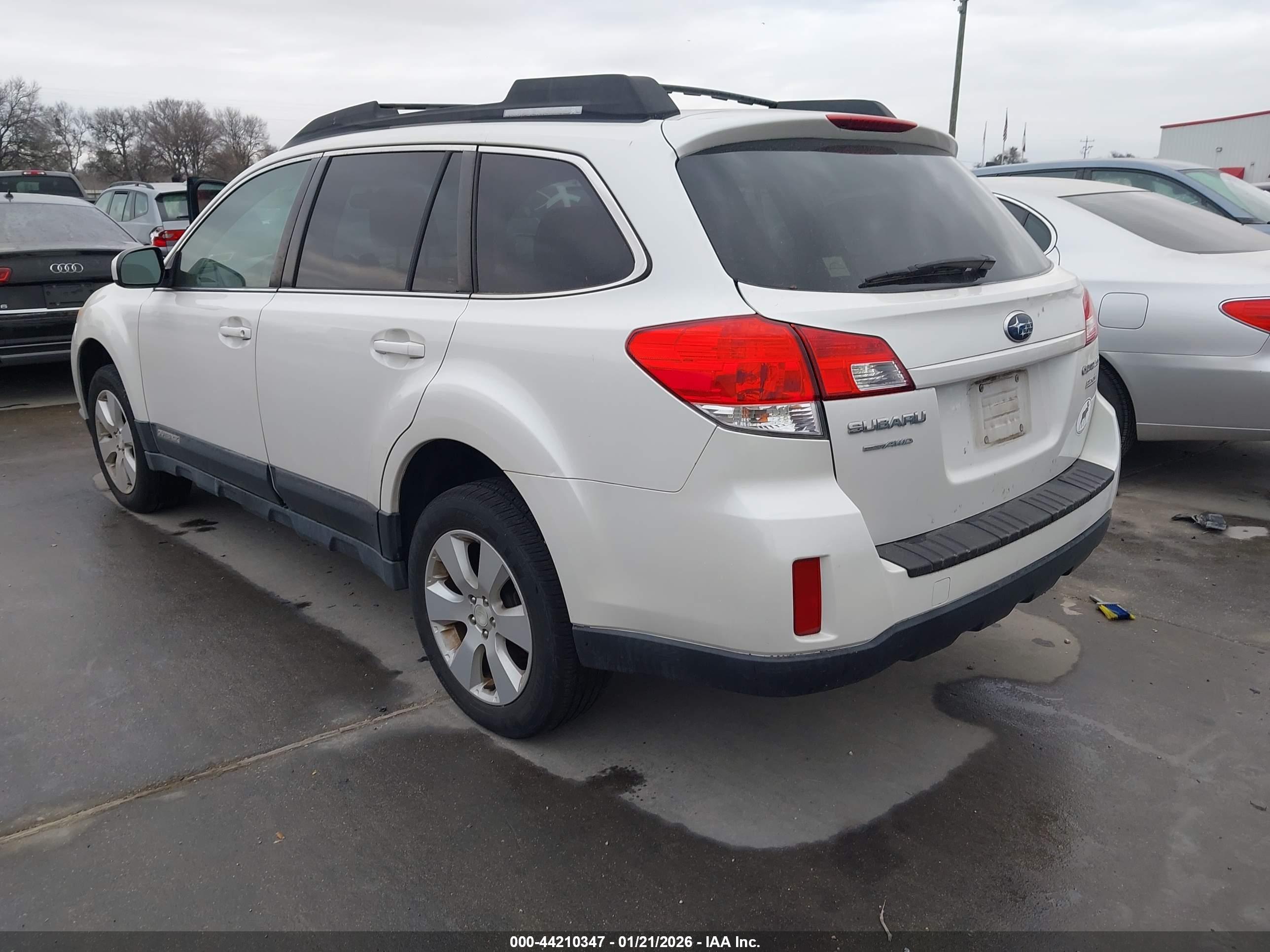 SUBARU OUTBACK image 3