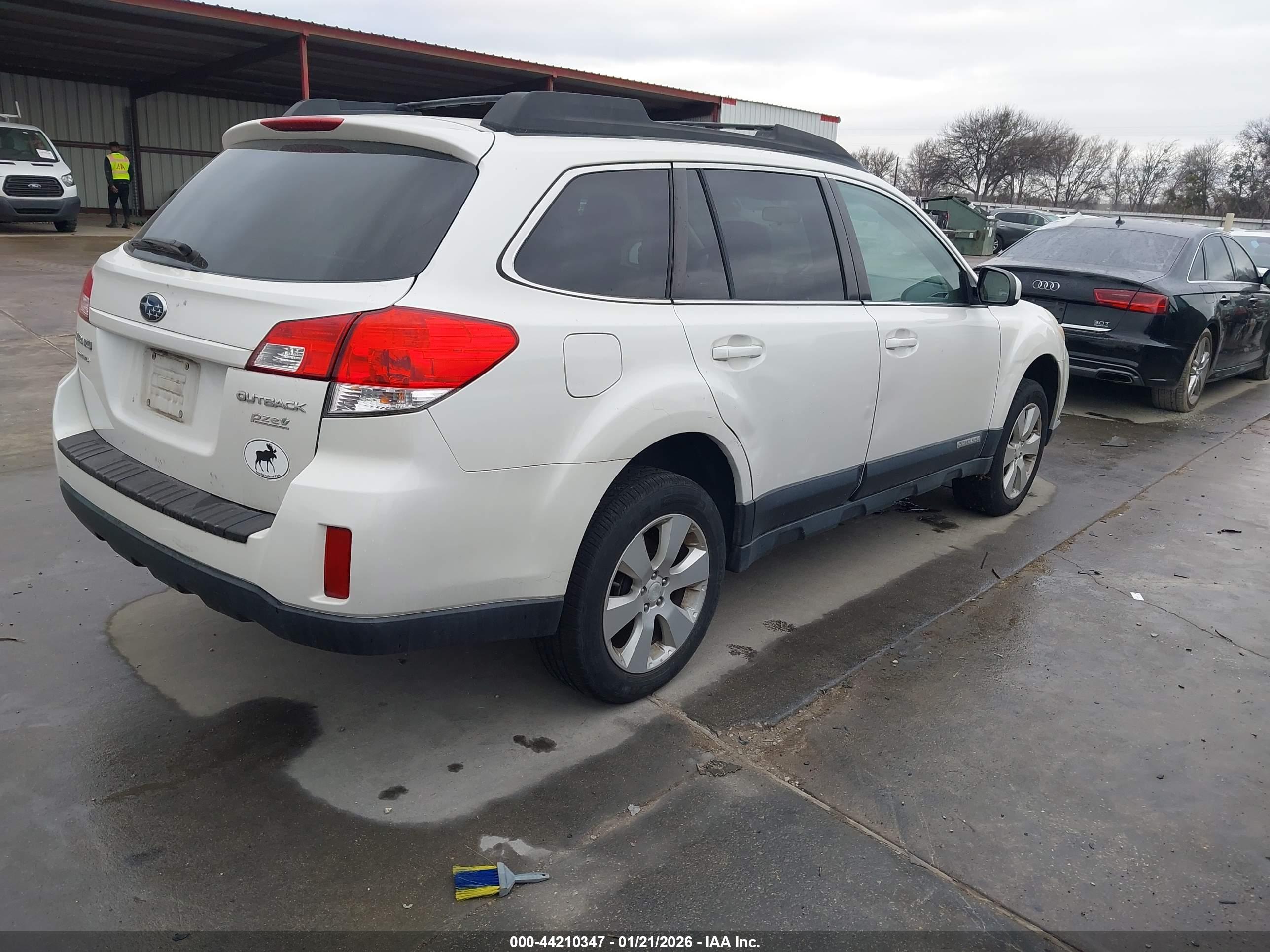 SUBARU OUTBACK image 4
