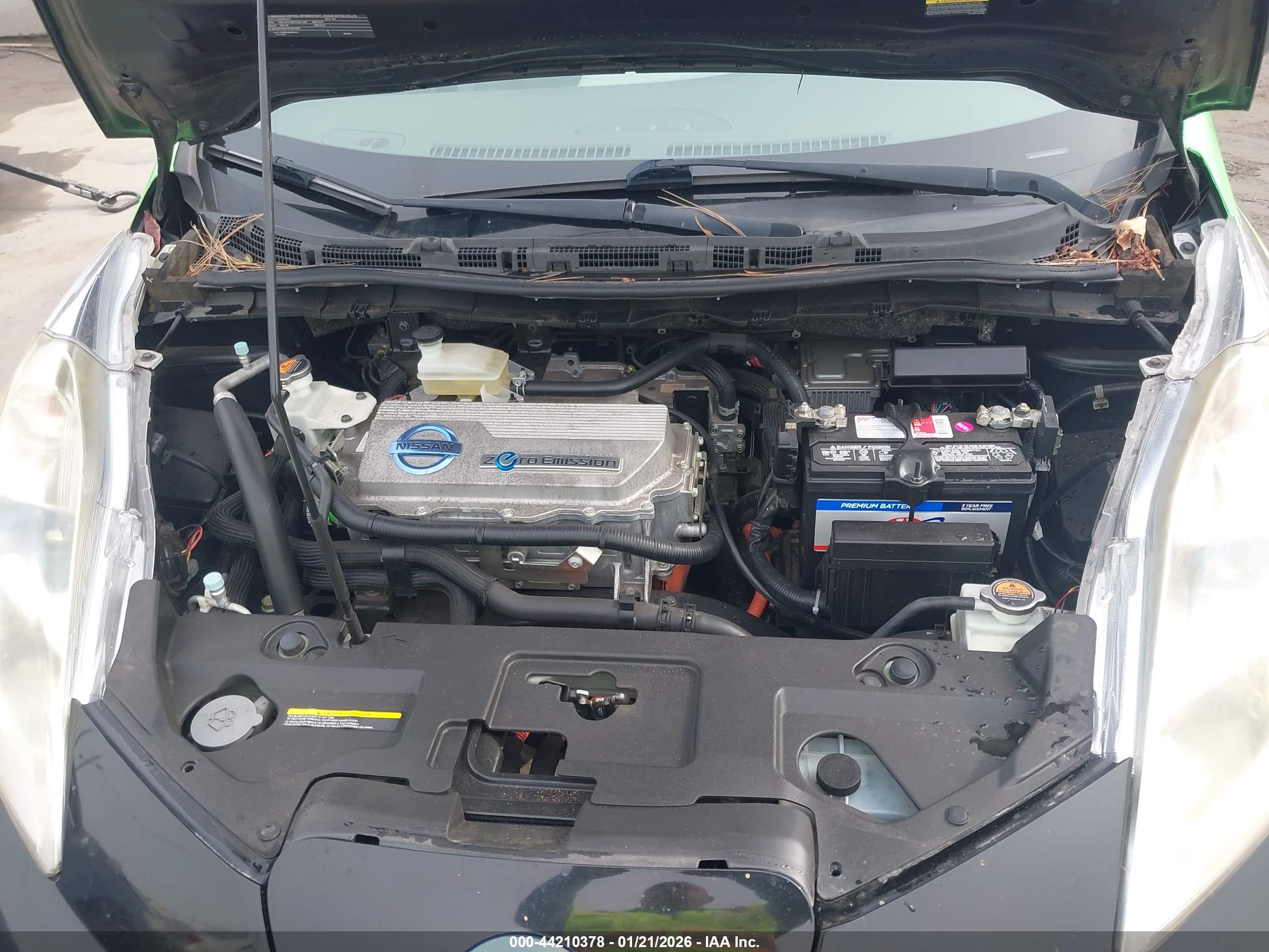 NISSAN LEAF image 10
