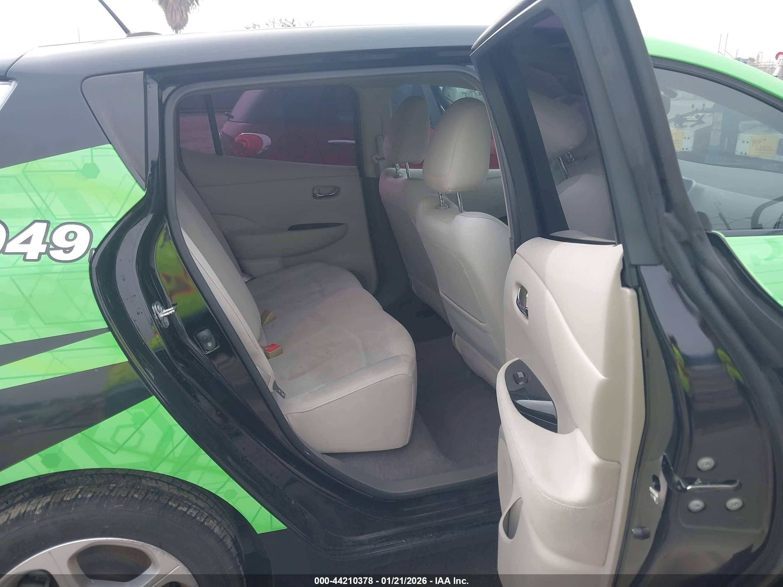 NISSAN LEAF image 8