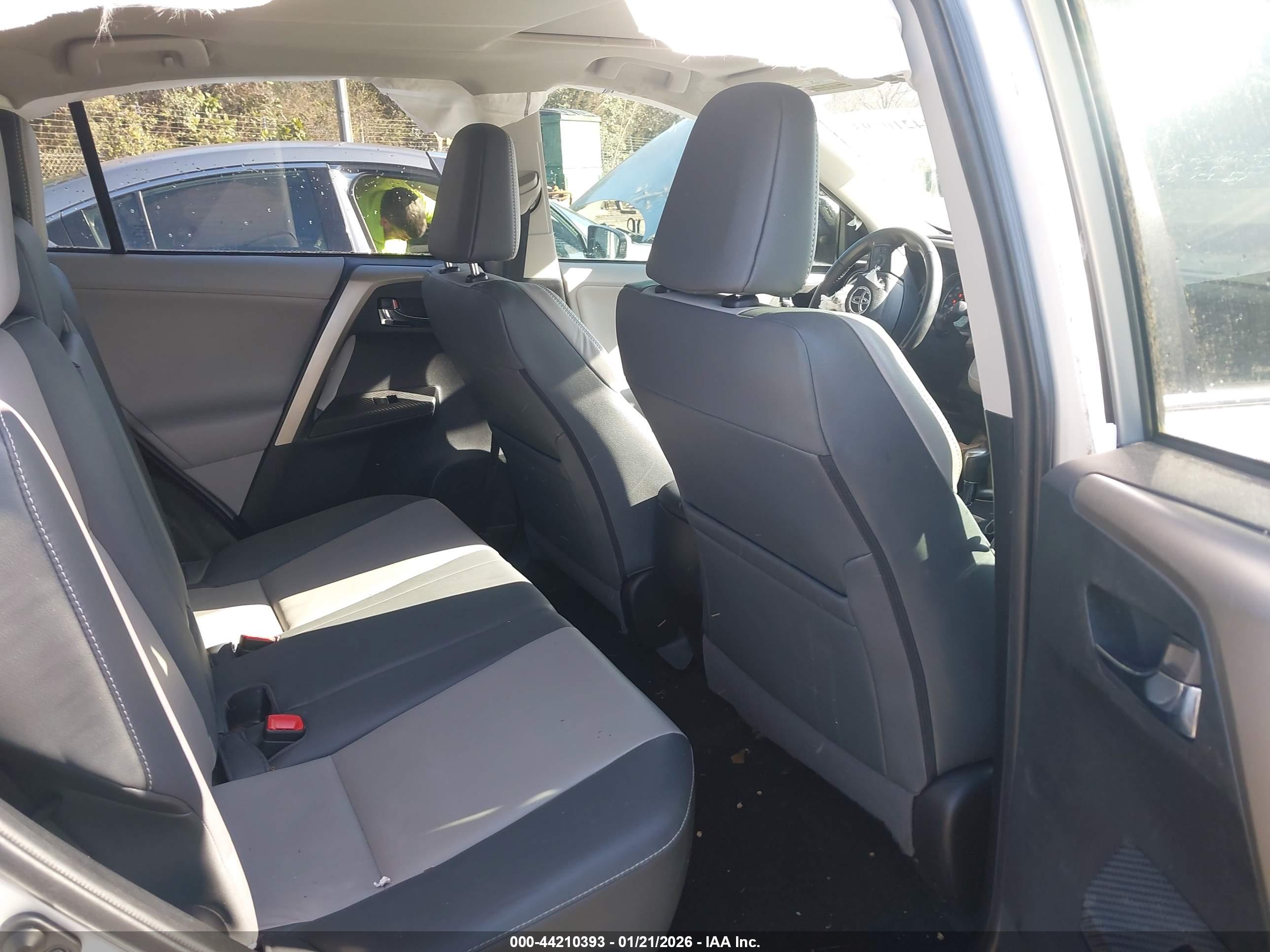 TOYOTA RAV4 image 8