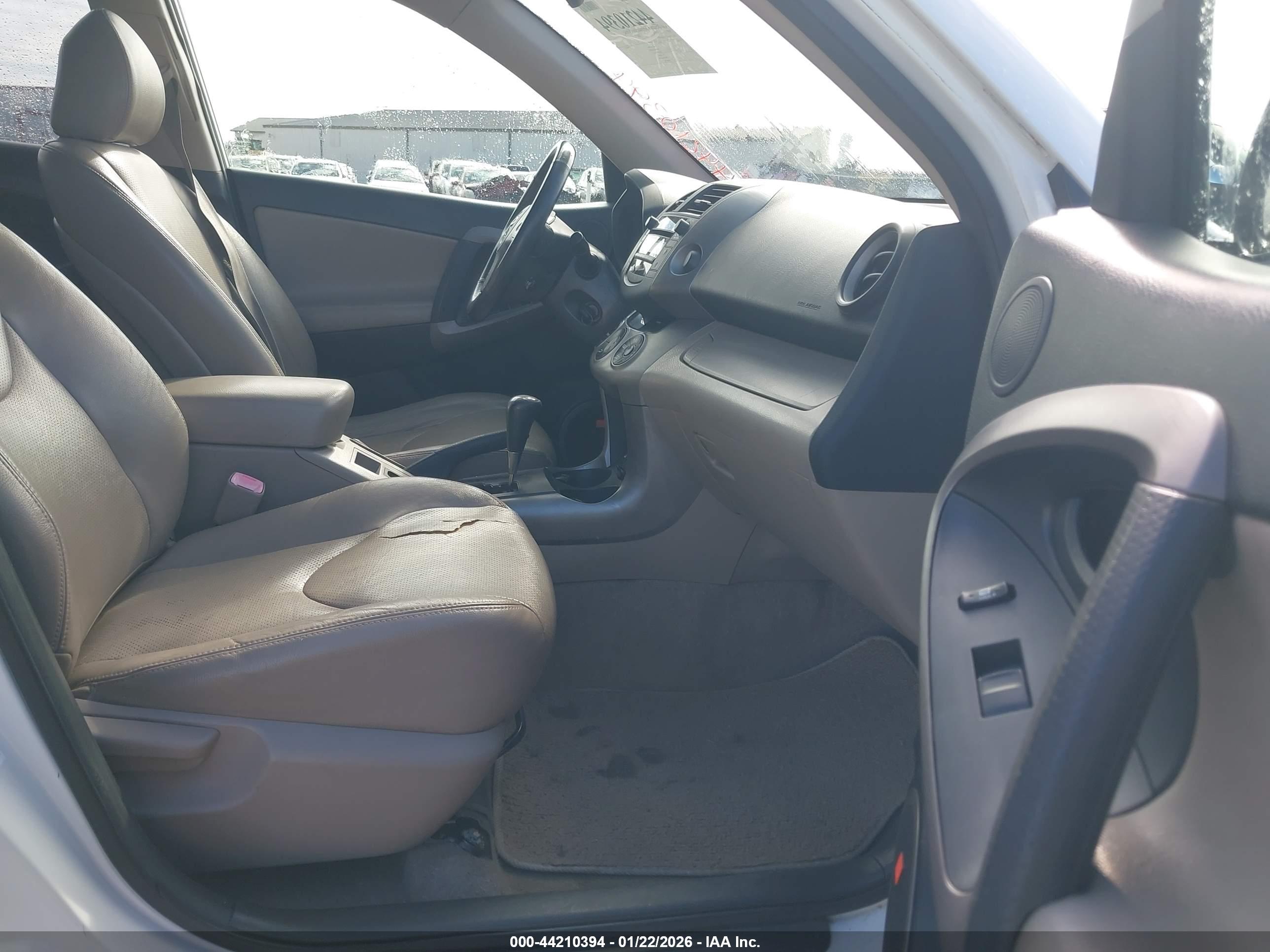 TOYOTA RAV4 image 5