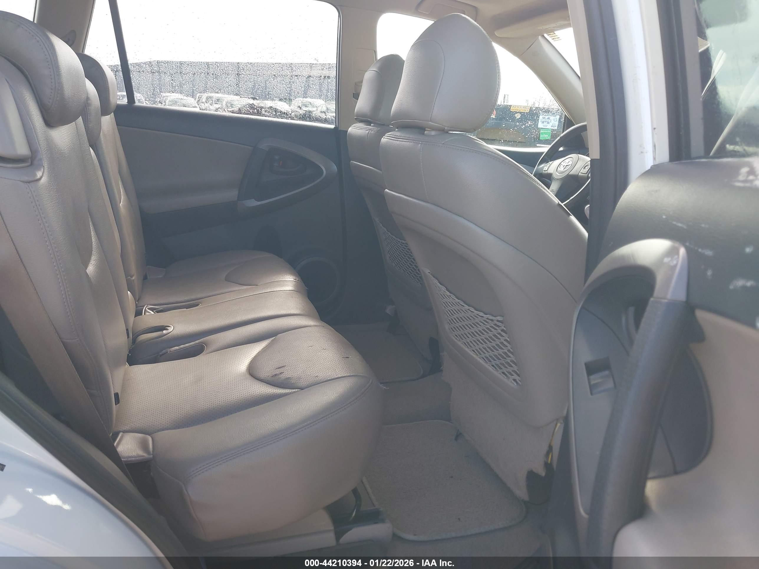 TOYOTA RAV4 image 8