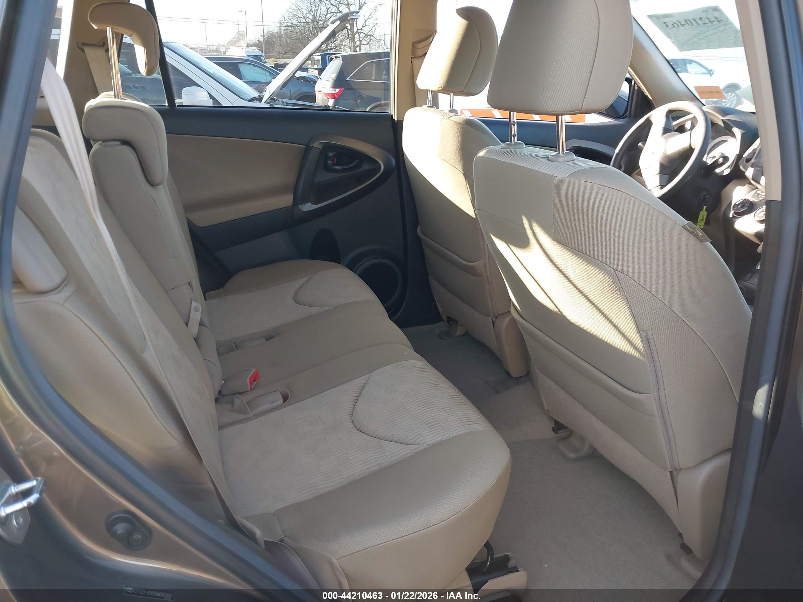 TOYOTA RAV4 image 8