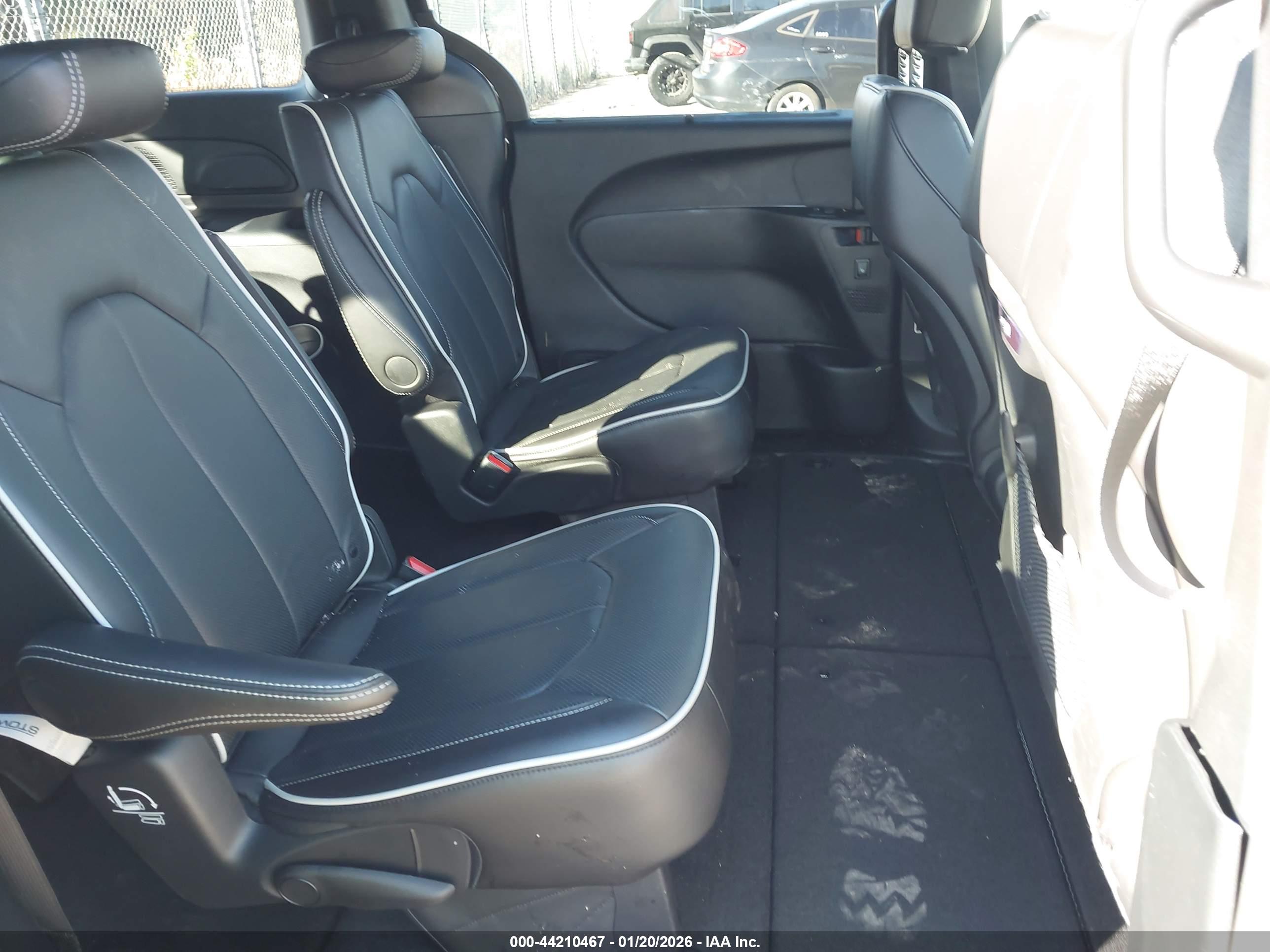 CHRYSLER PACIFICA image 8
