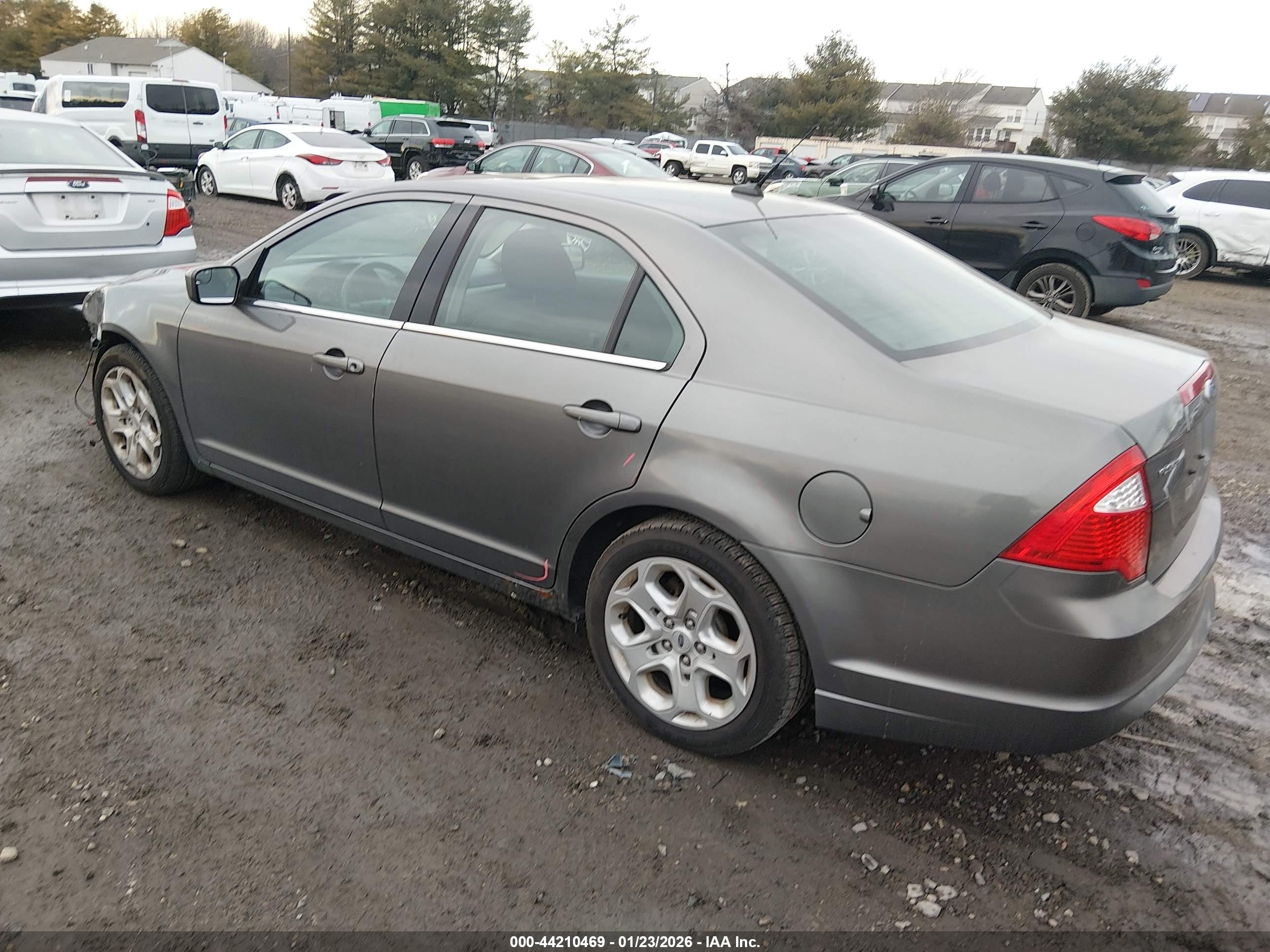 FORD FUSION image 3