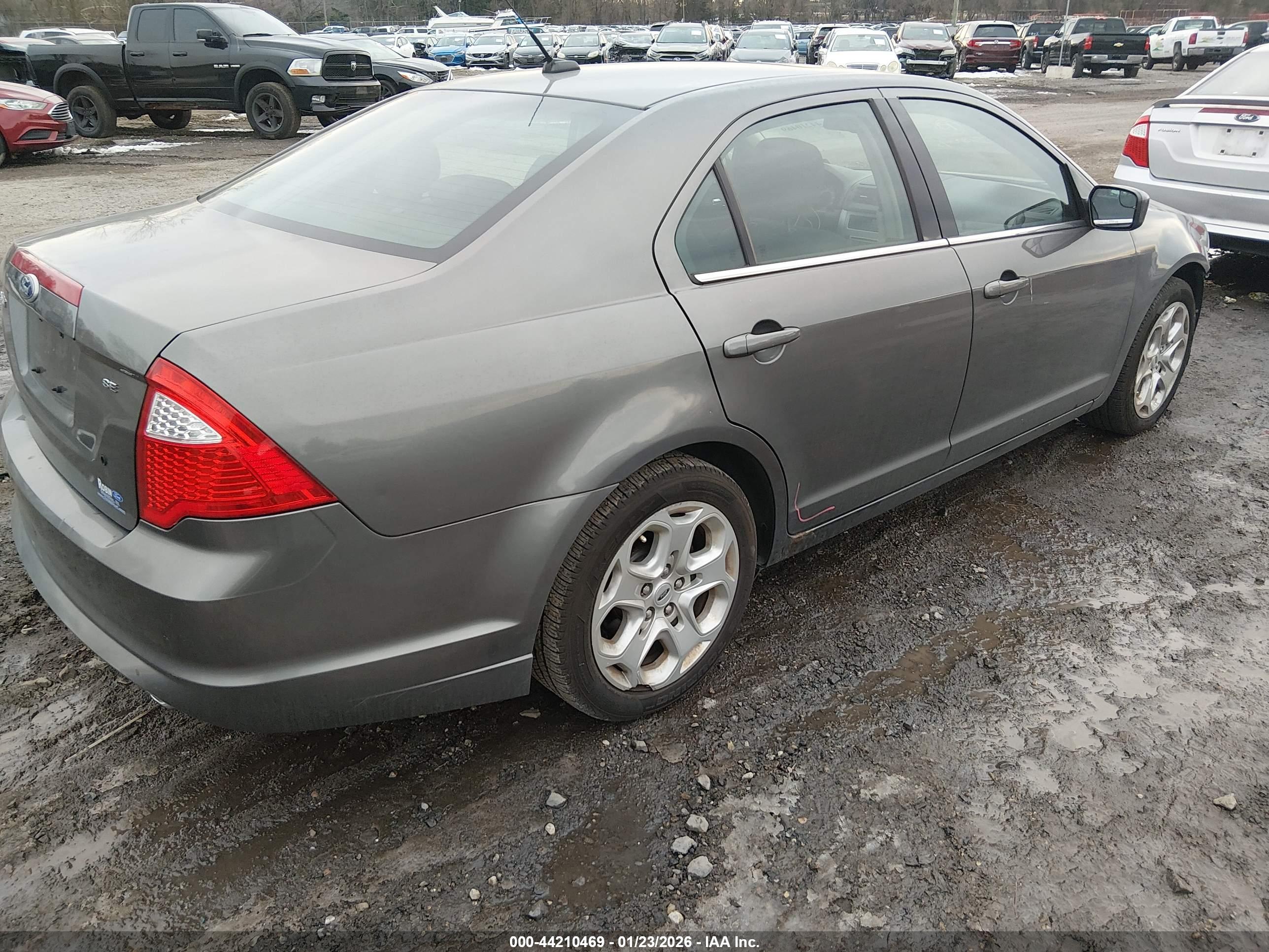 FORD FUSION image 4