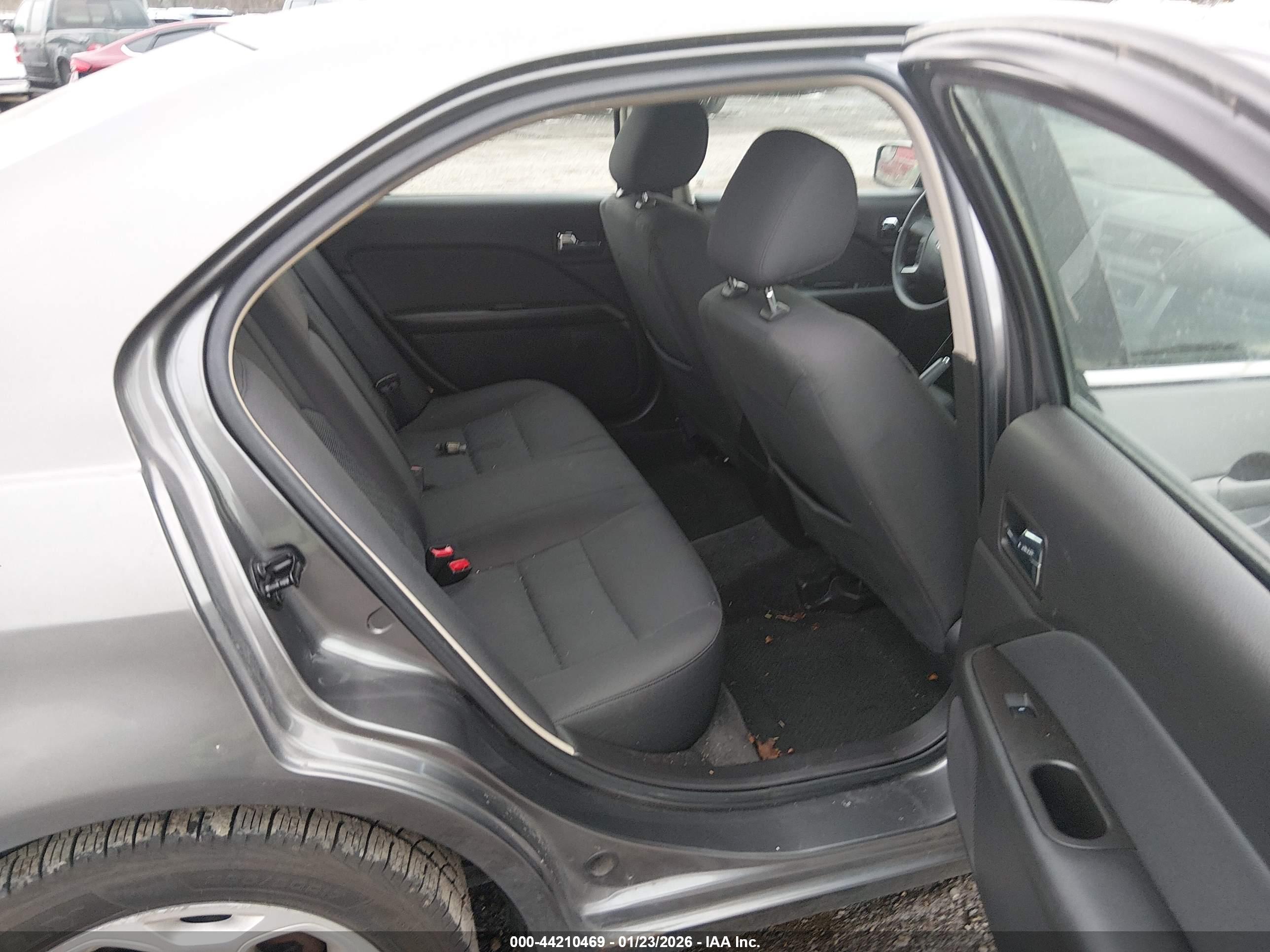 FORD FUSION image 8
