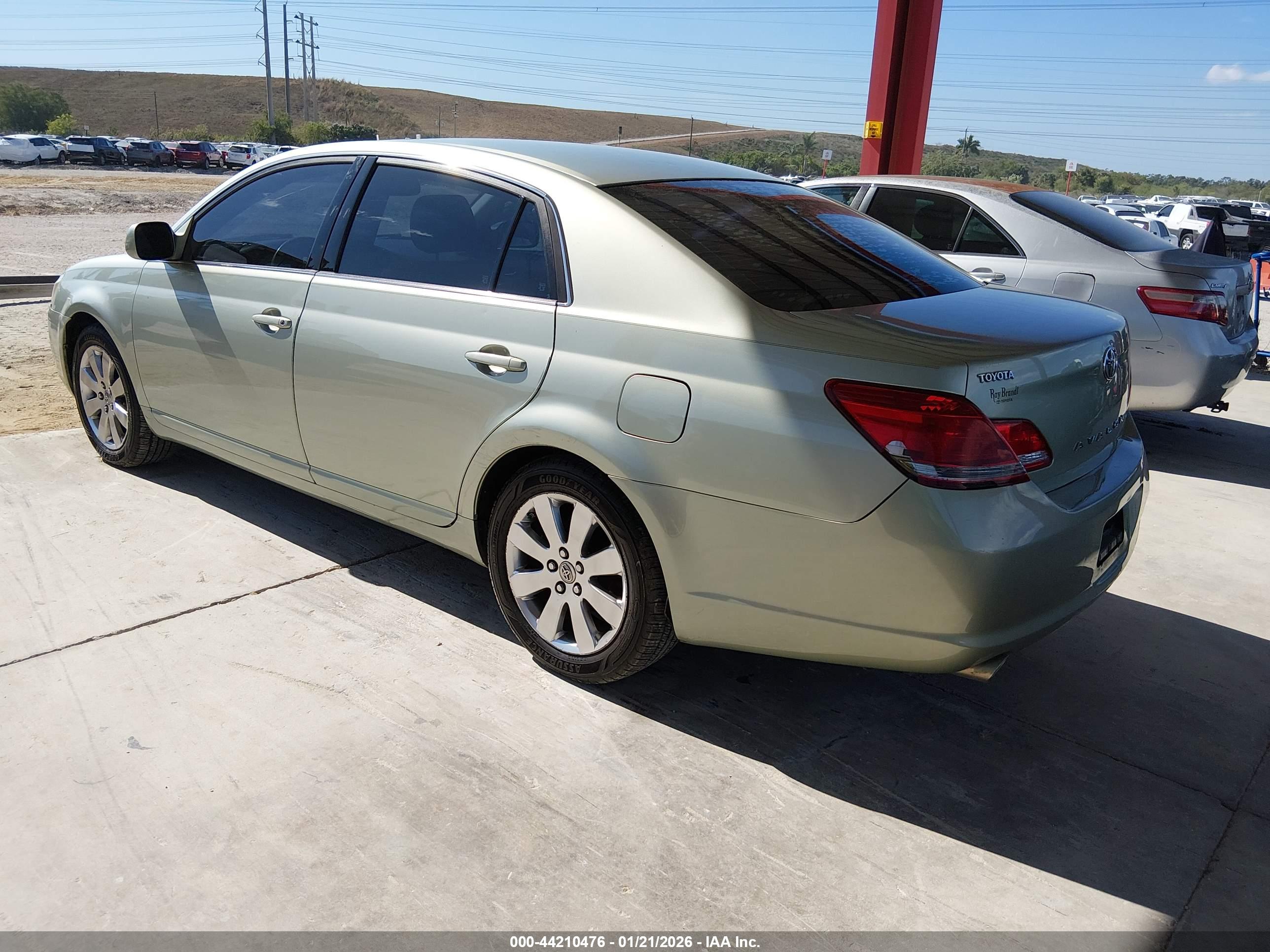 TOYOTA AVALON image 3