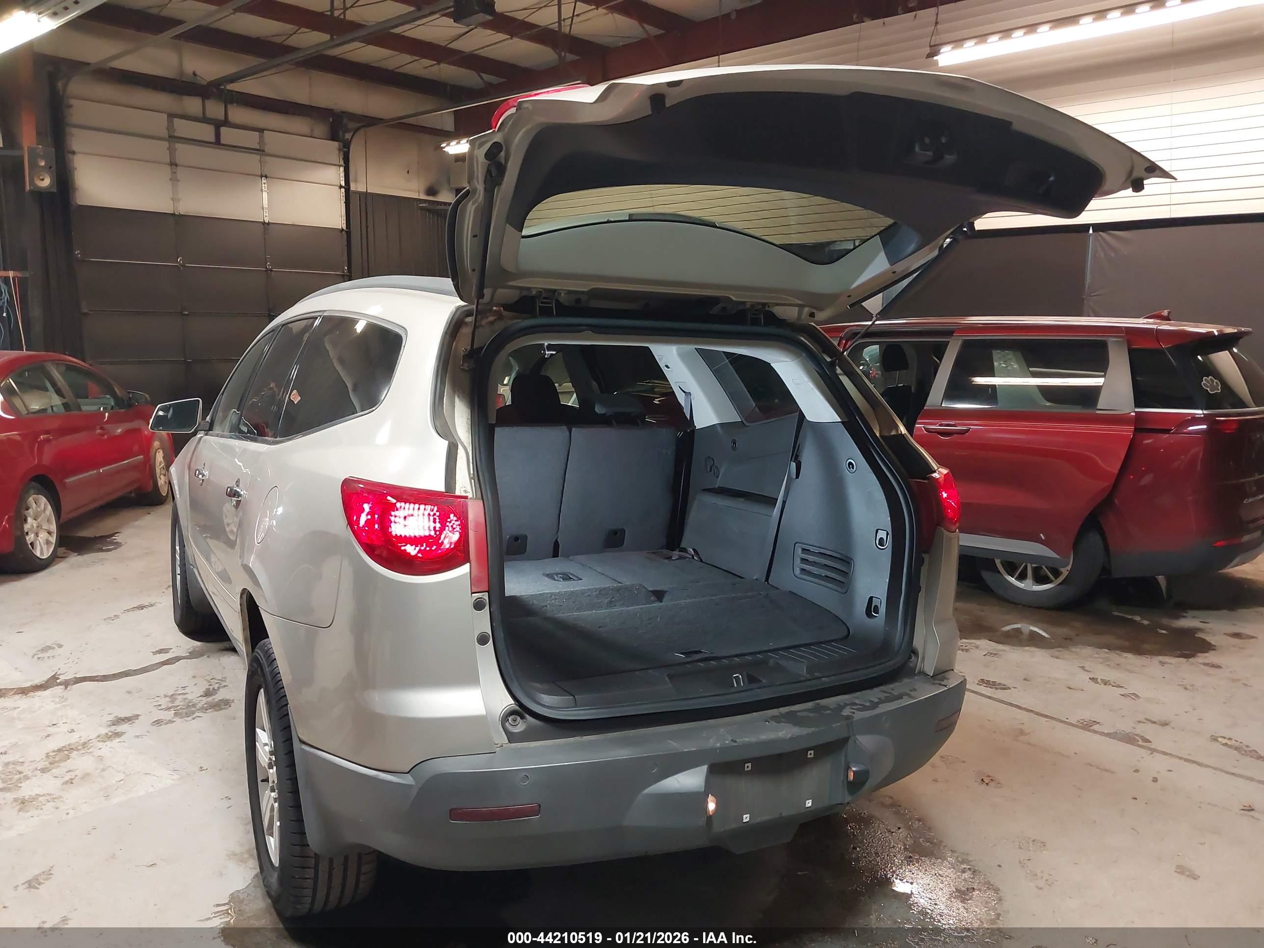 CHEVROLET TRAVERSE image 3