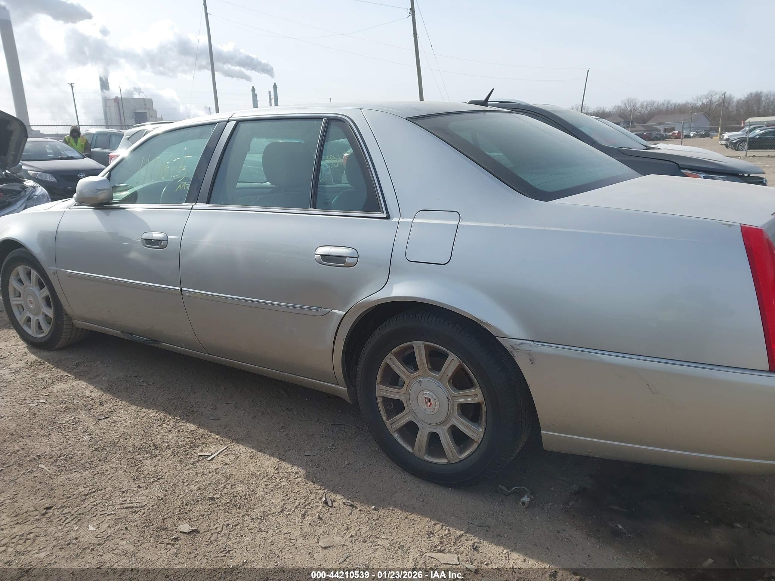 CADILLAC DTS image 6