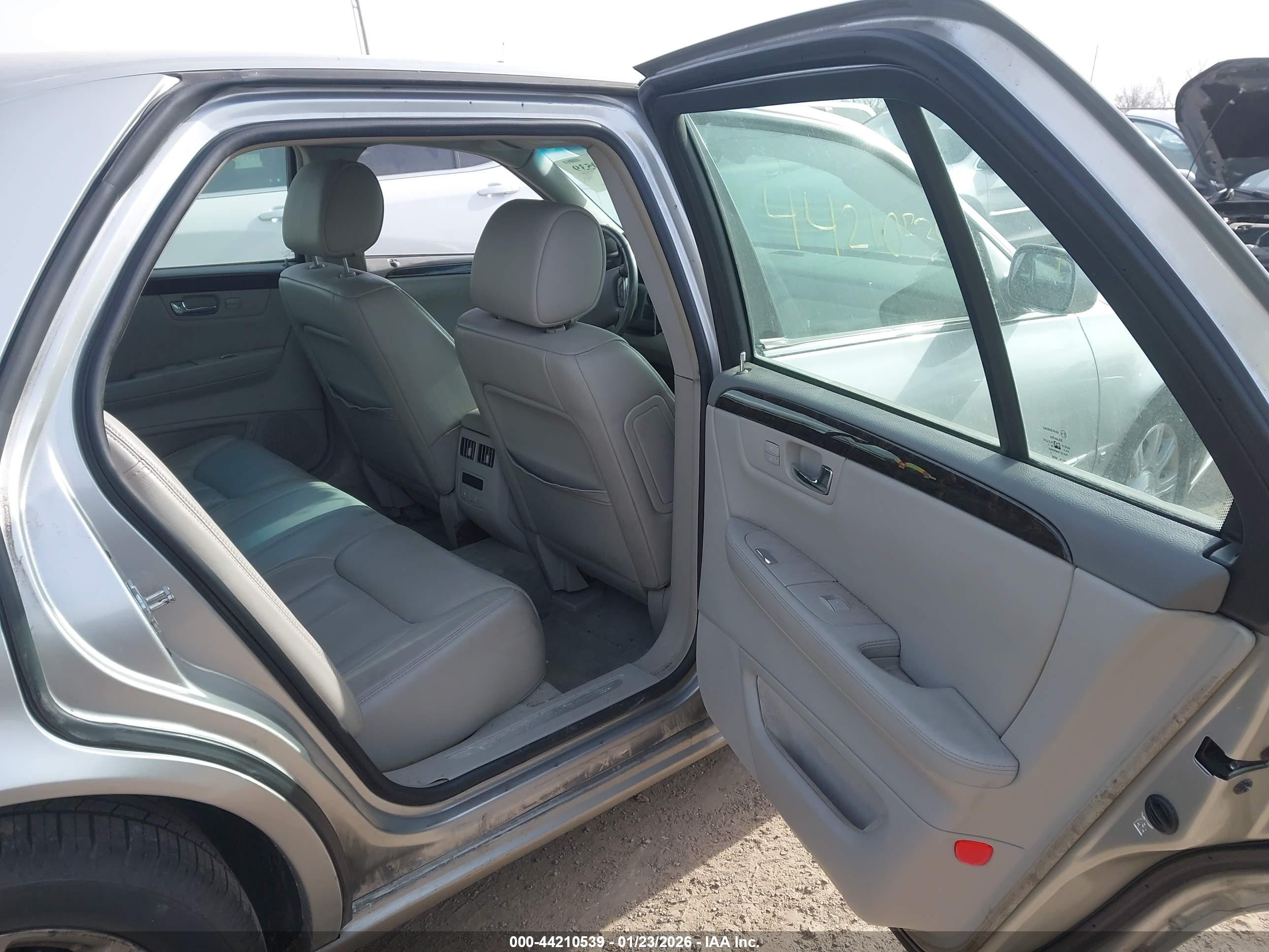 CADILLAC DTS image 8