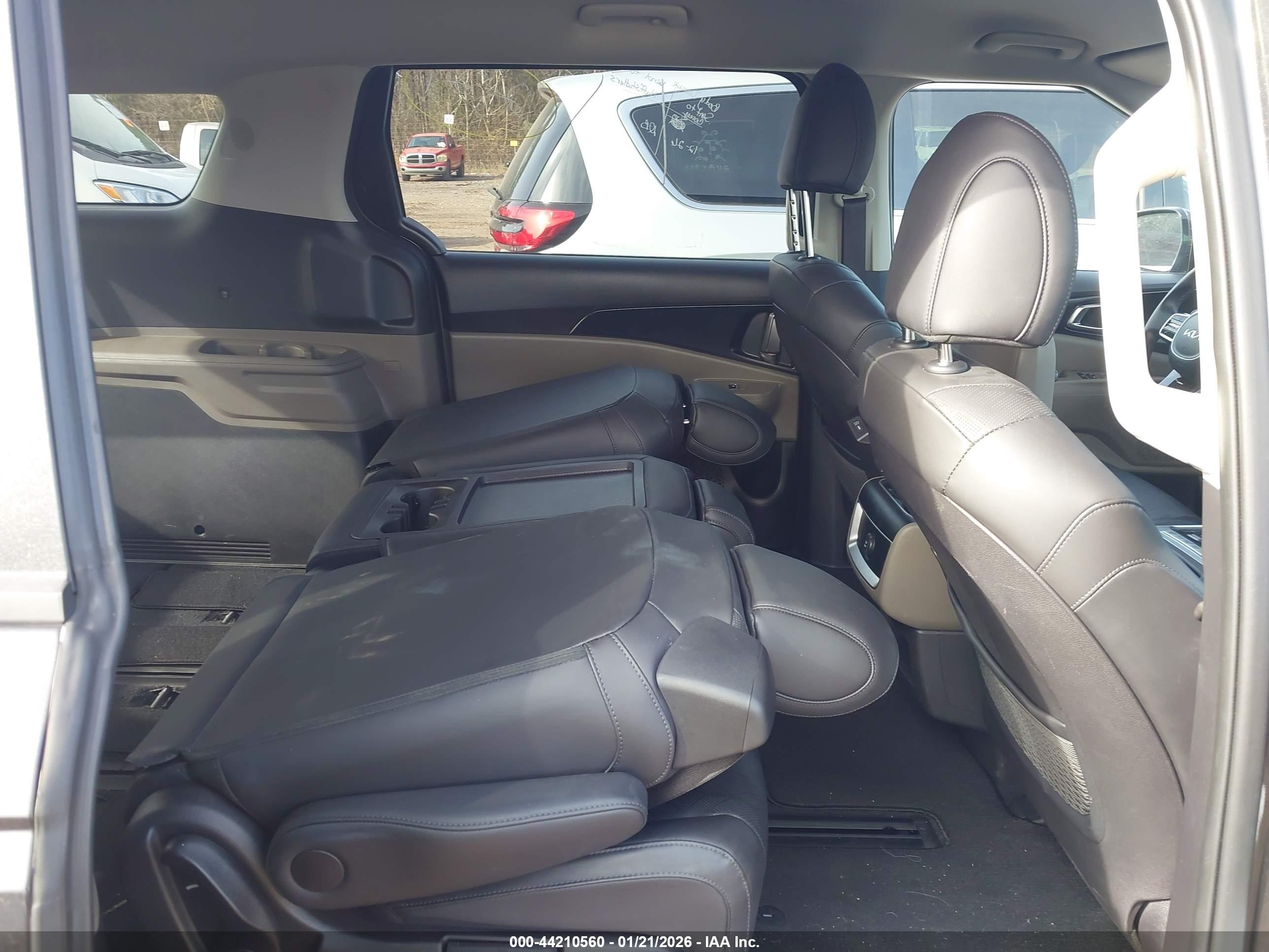 KIA CARNIVAL image 8