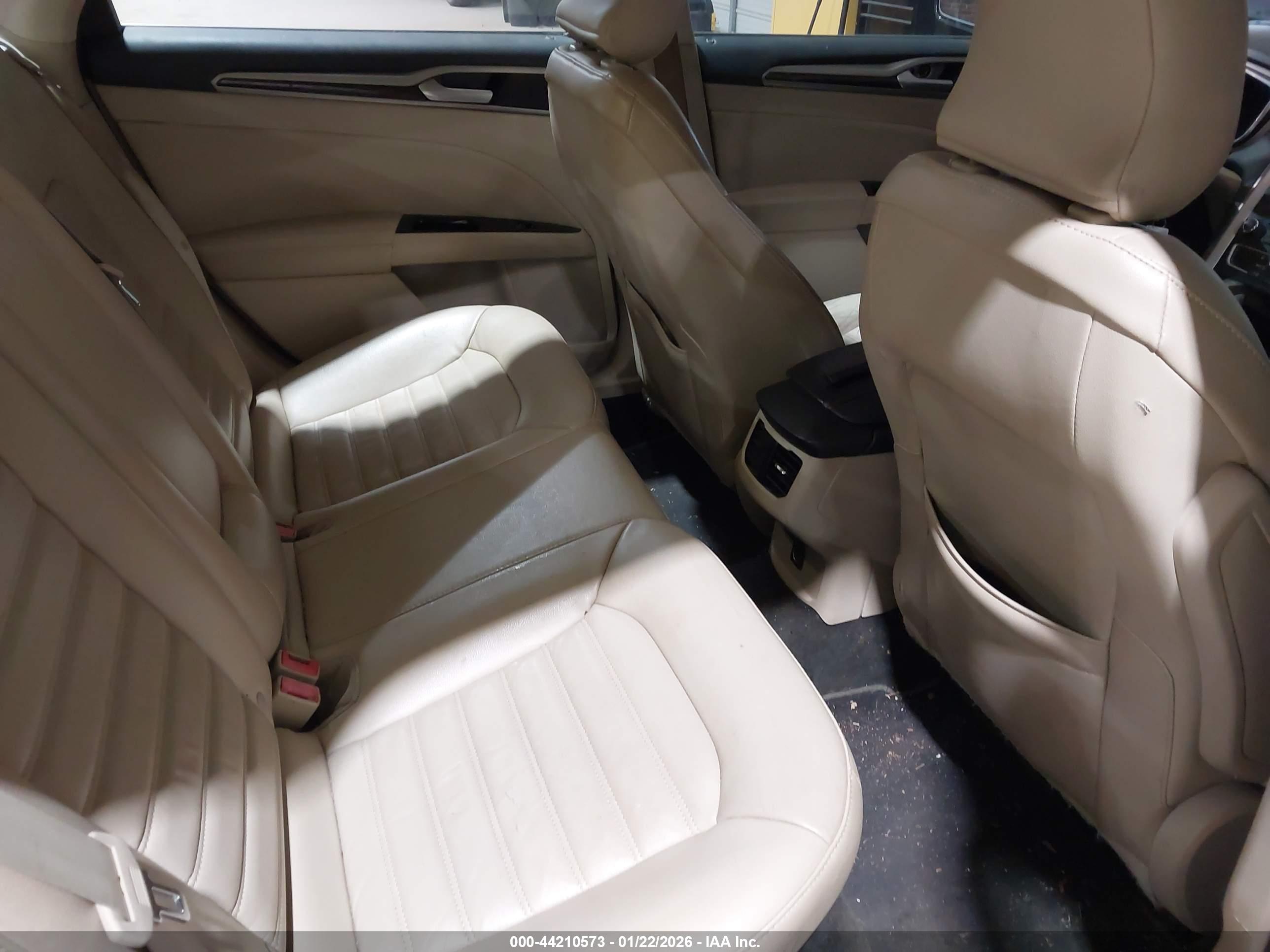 FORD FUSION image 8