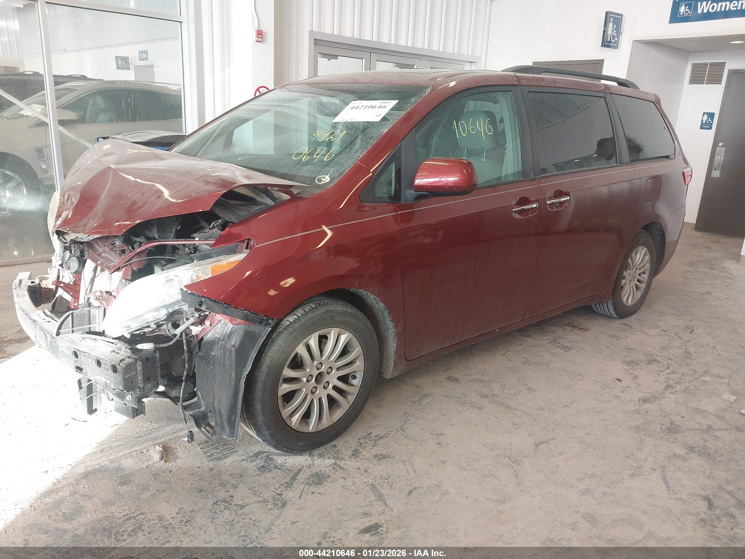 TOYOTA SIENNA image 2