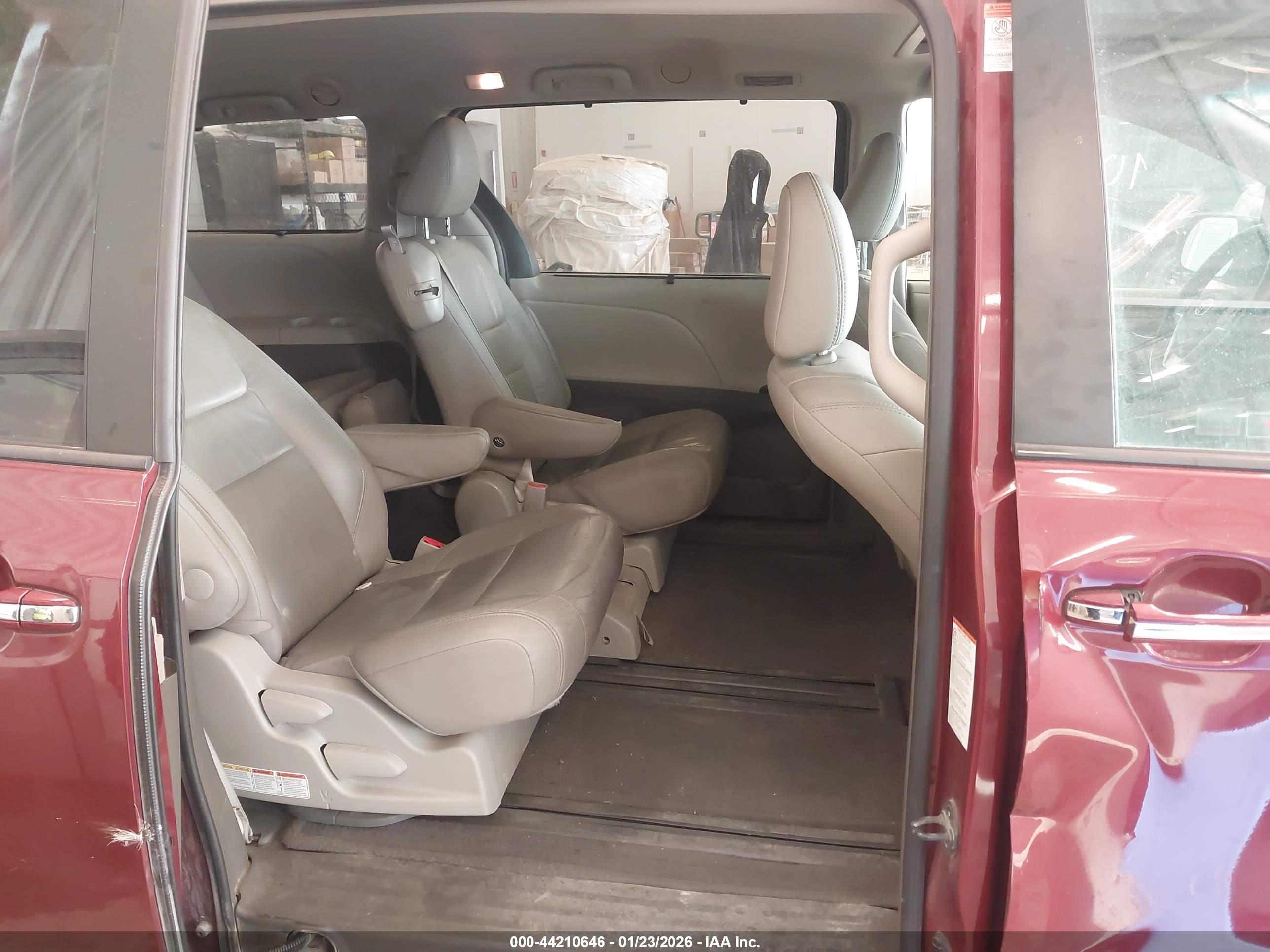 TOYOTA SIENNA image 8