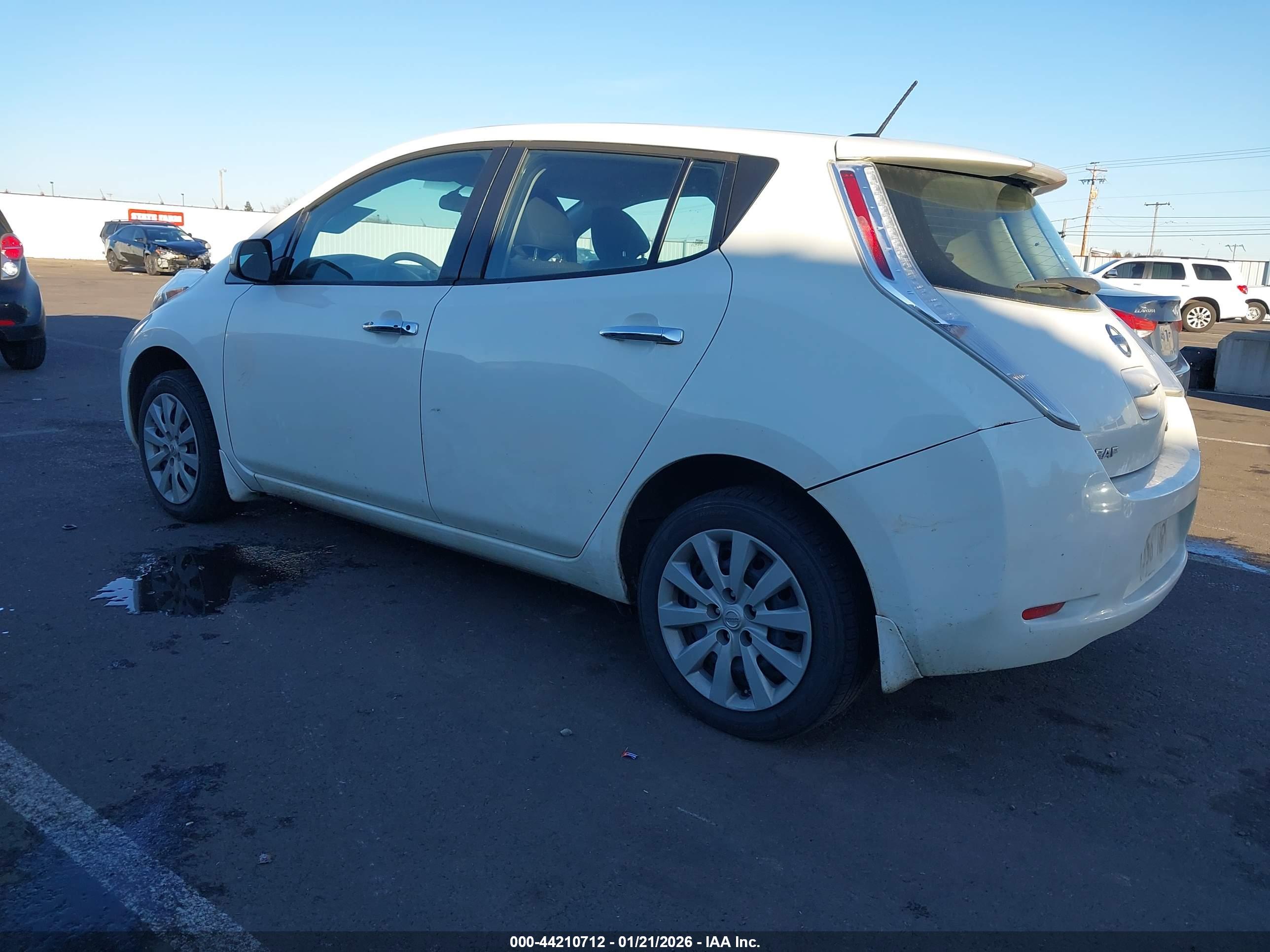 NISSAN LEAF image 3
