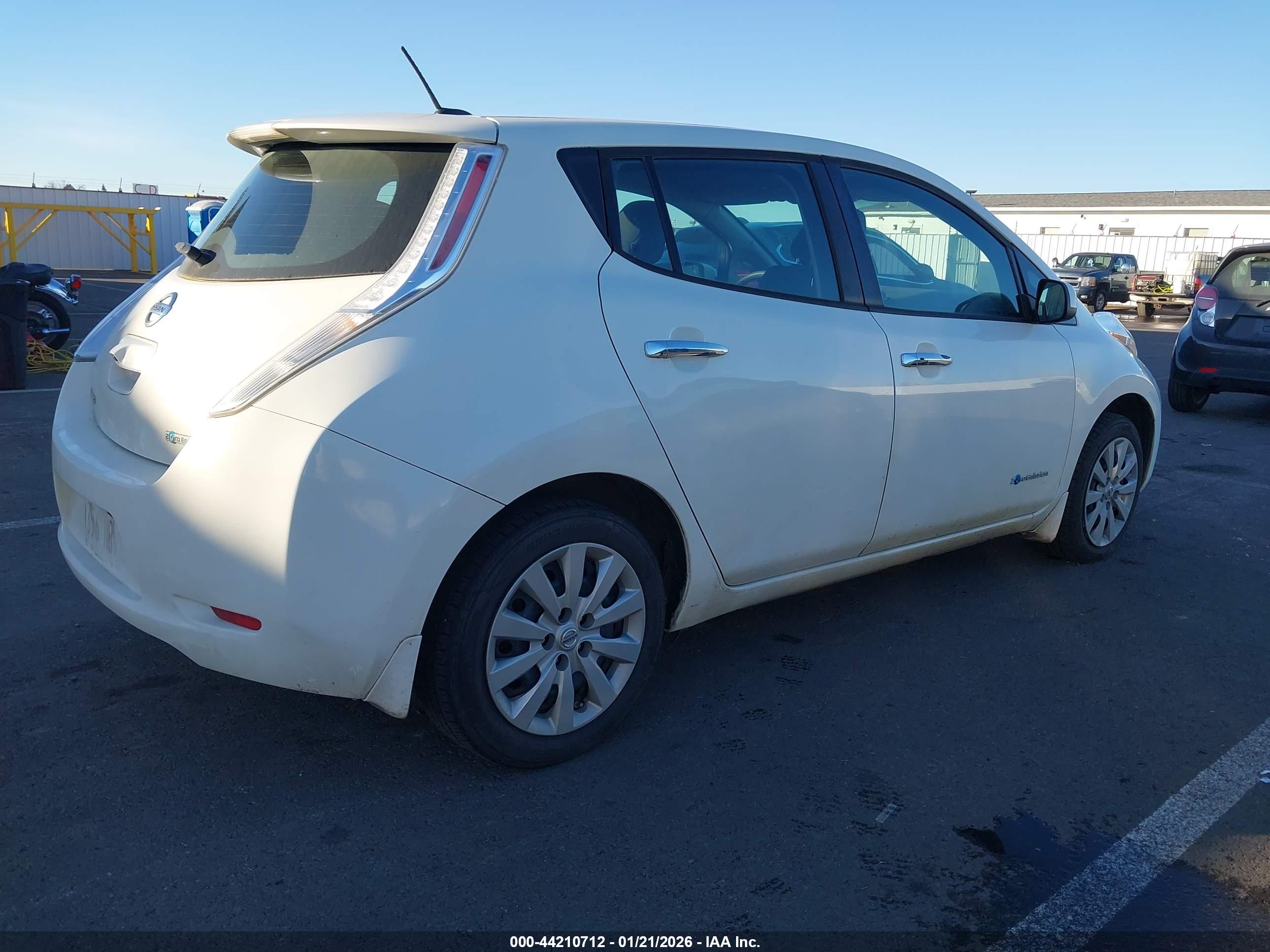 NISSAN LEAF image 4