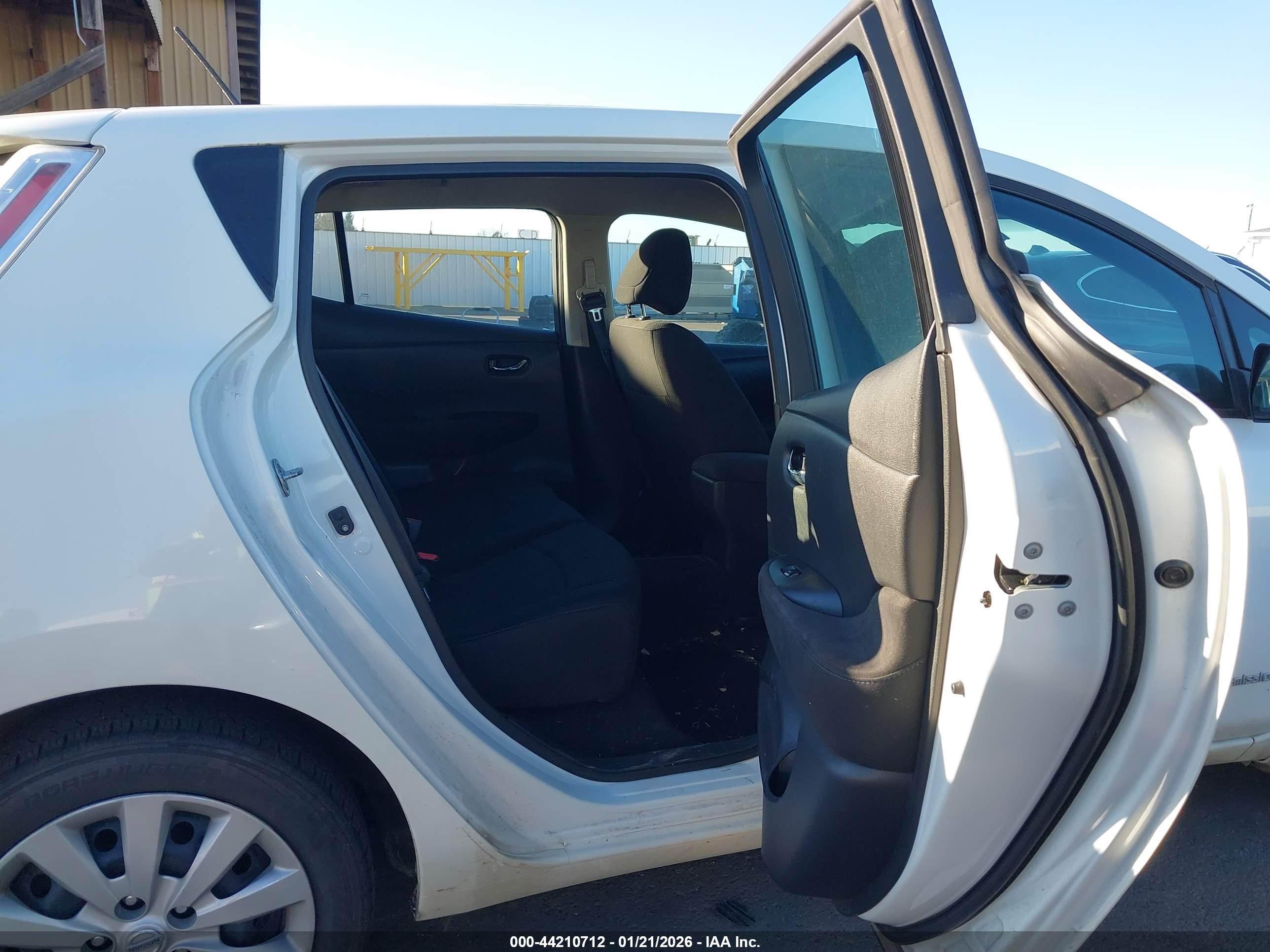 NISSAN LEAF image 8