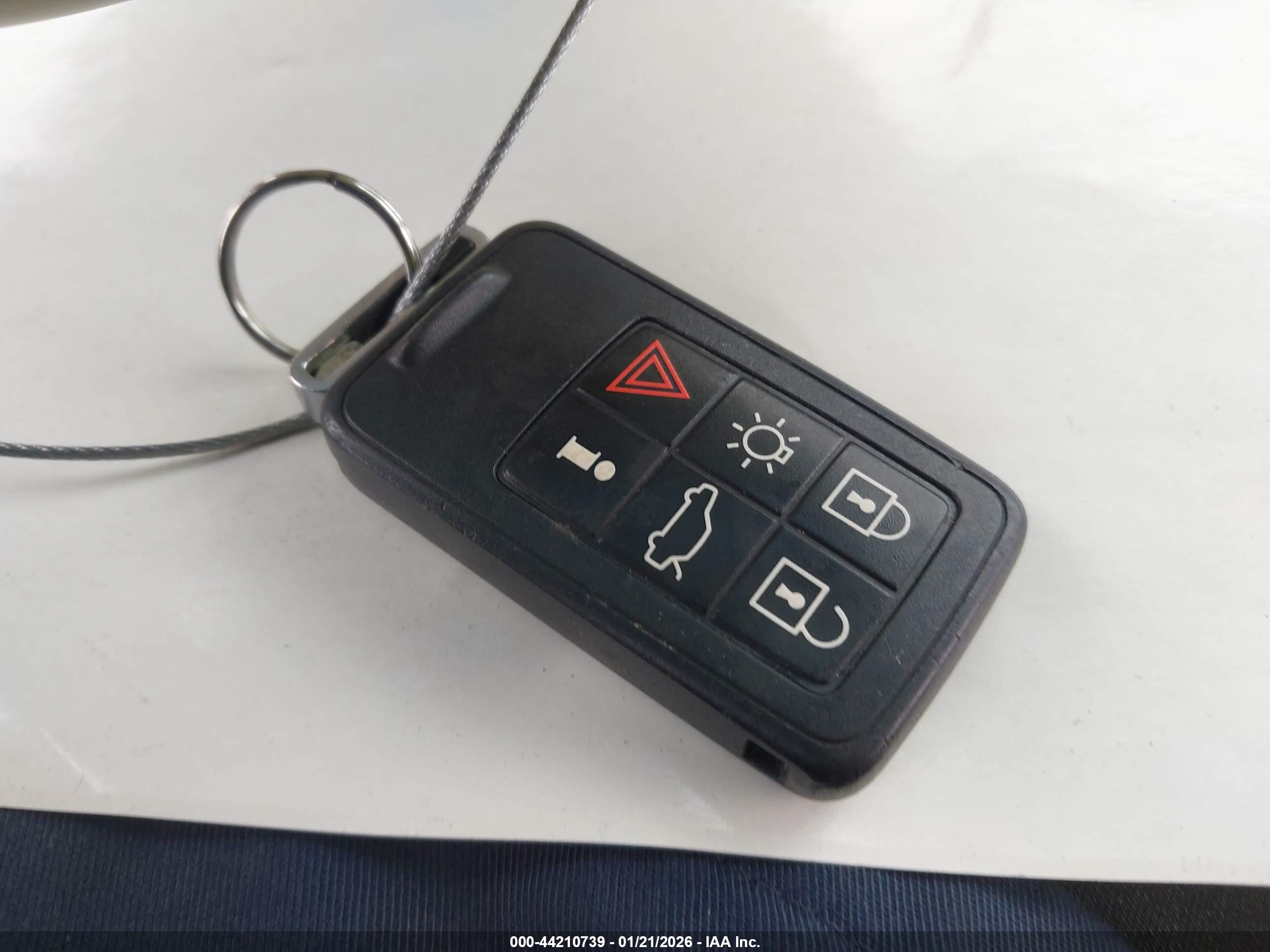 VOLVO XC70 image 11